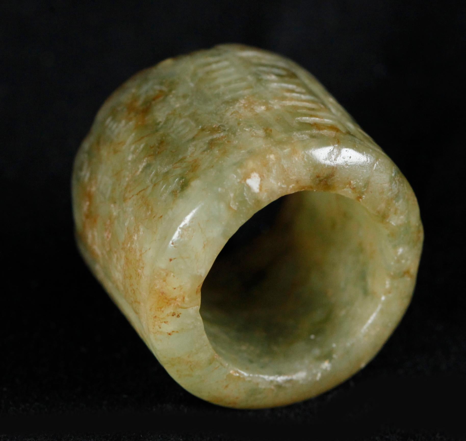 anello da arciere in giada cinese intagliata, XIX secolo. In condizioni buone in vendita a New York, NY