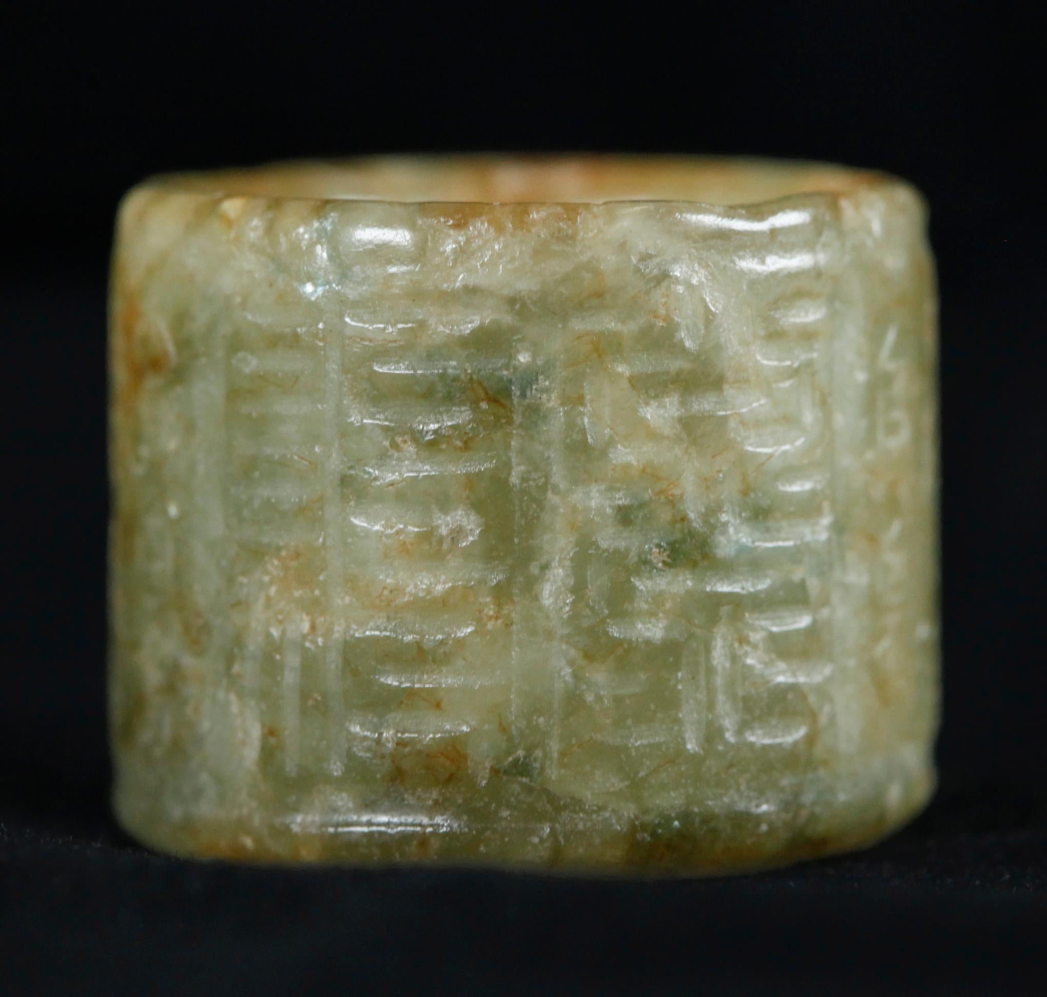 Giada anello da arciere in giada cinese intagliata, XIX secolo. in vendita