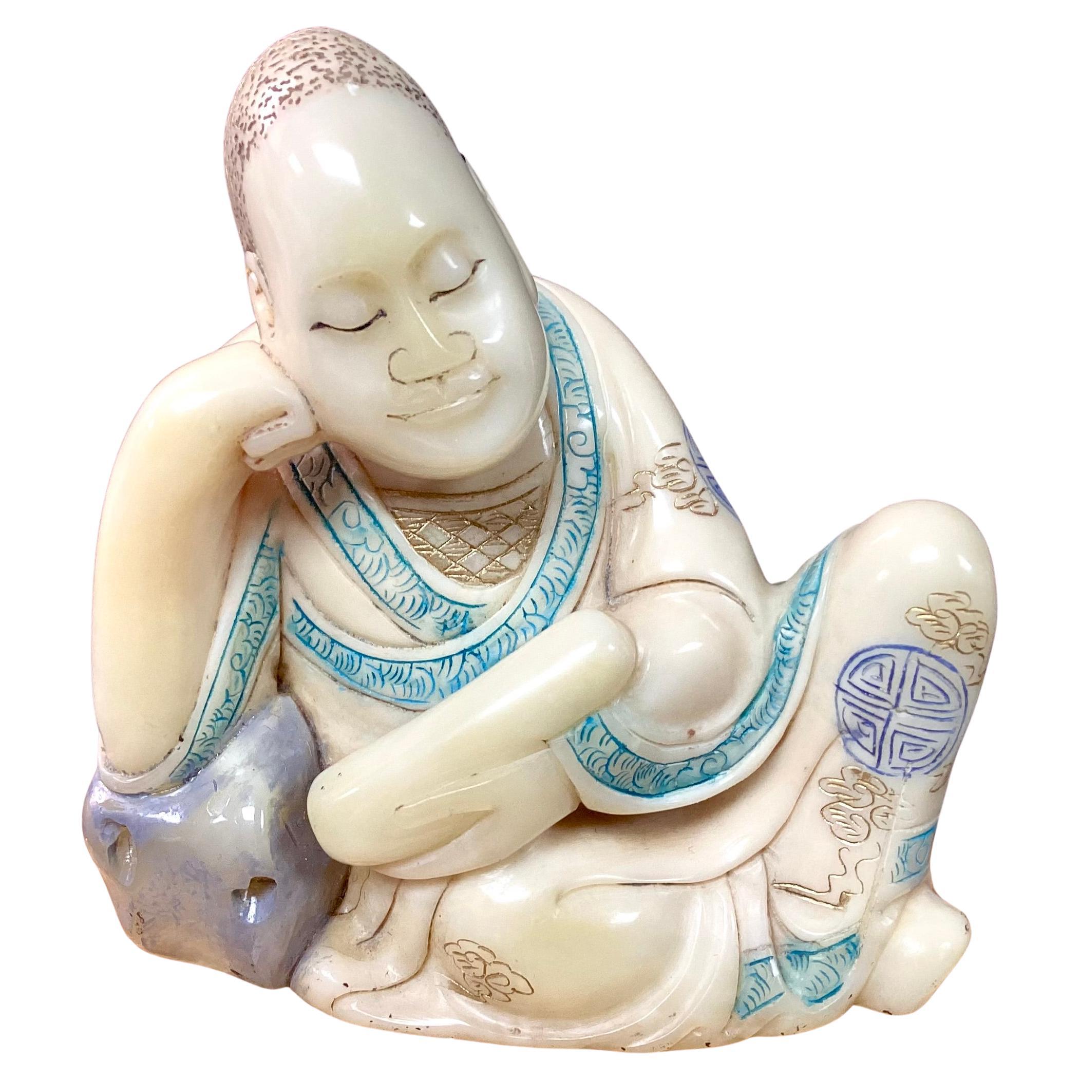 Figura china Qing tallada de un arhat de piedra jabón en venta 1