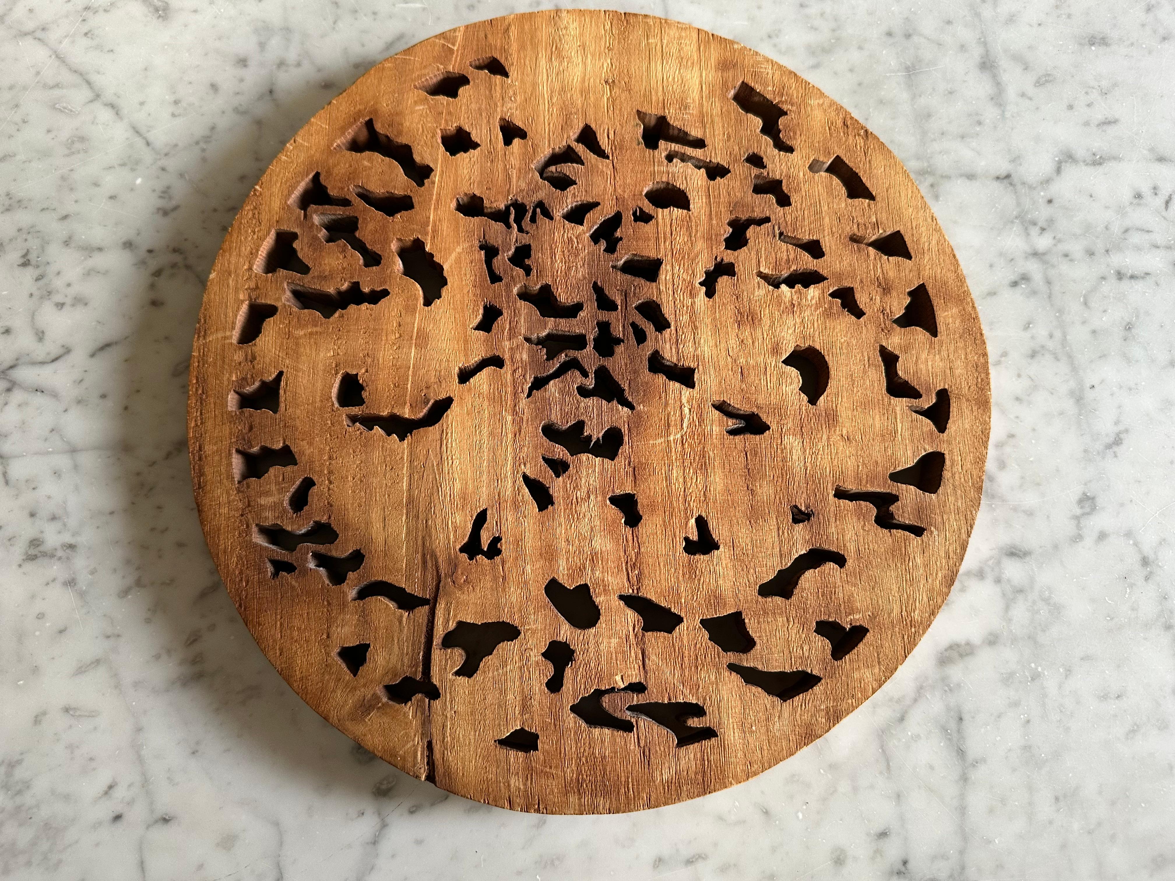 Carved Chinese Rubber Wood Panel with Double Dragon Motif – 20th Century en vente 3