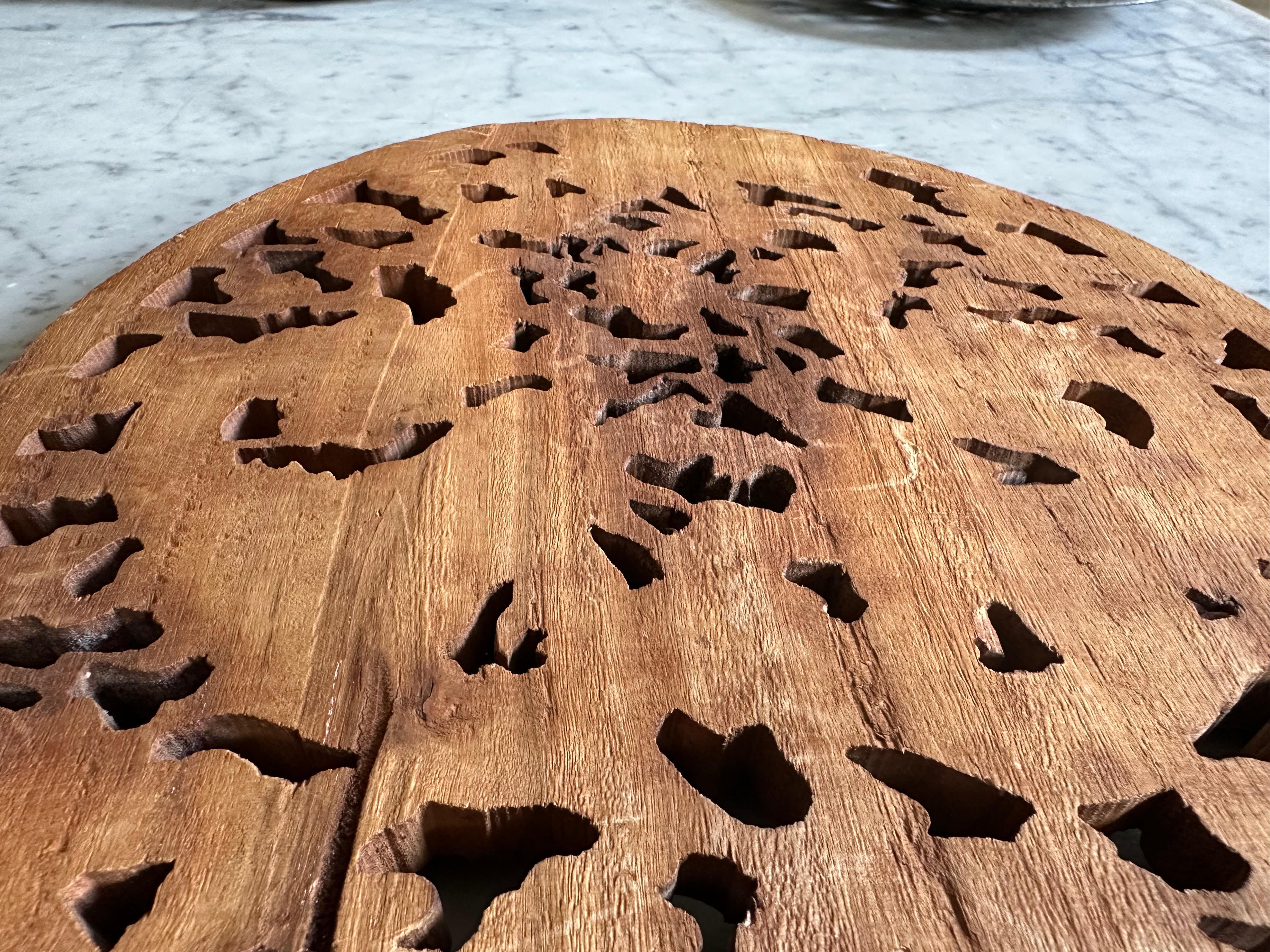 Carved Chinese Rubber Wood Panel with Double Dragon Motif – 20th Century en vente 4