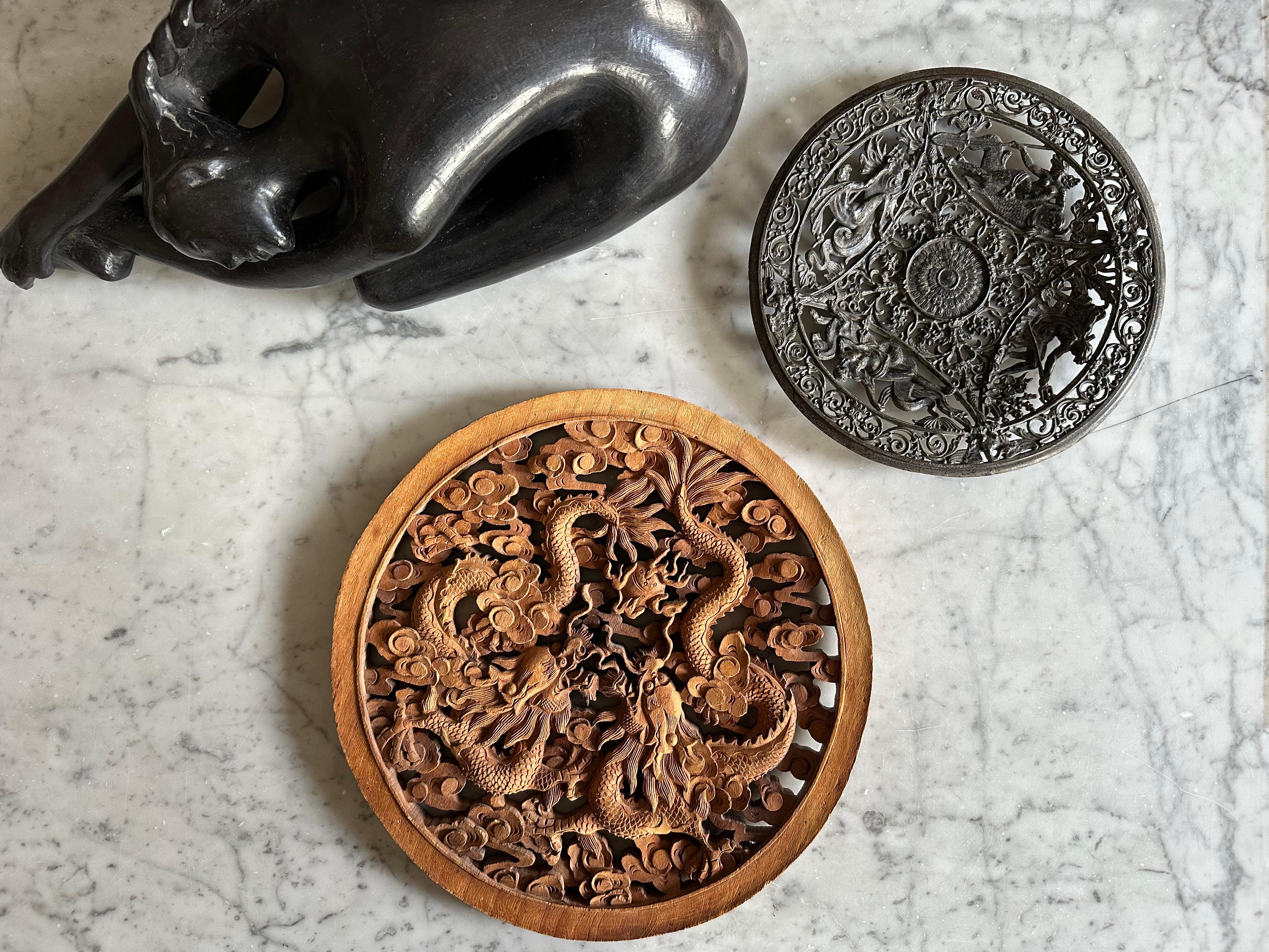 Carved Chinese Rubber Wood Panel with Double Dragon Motif – 20th Century en vente 5
