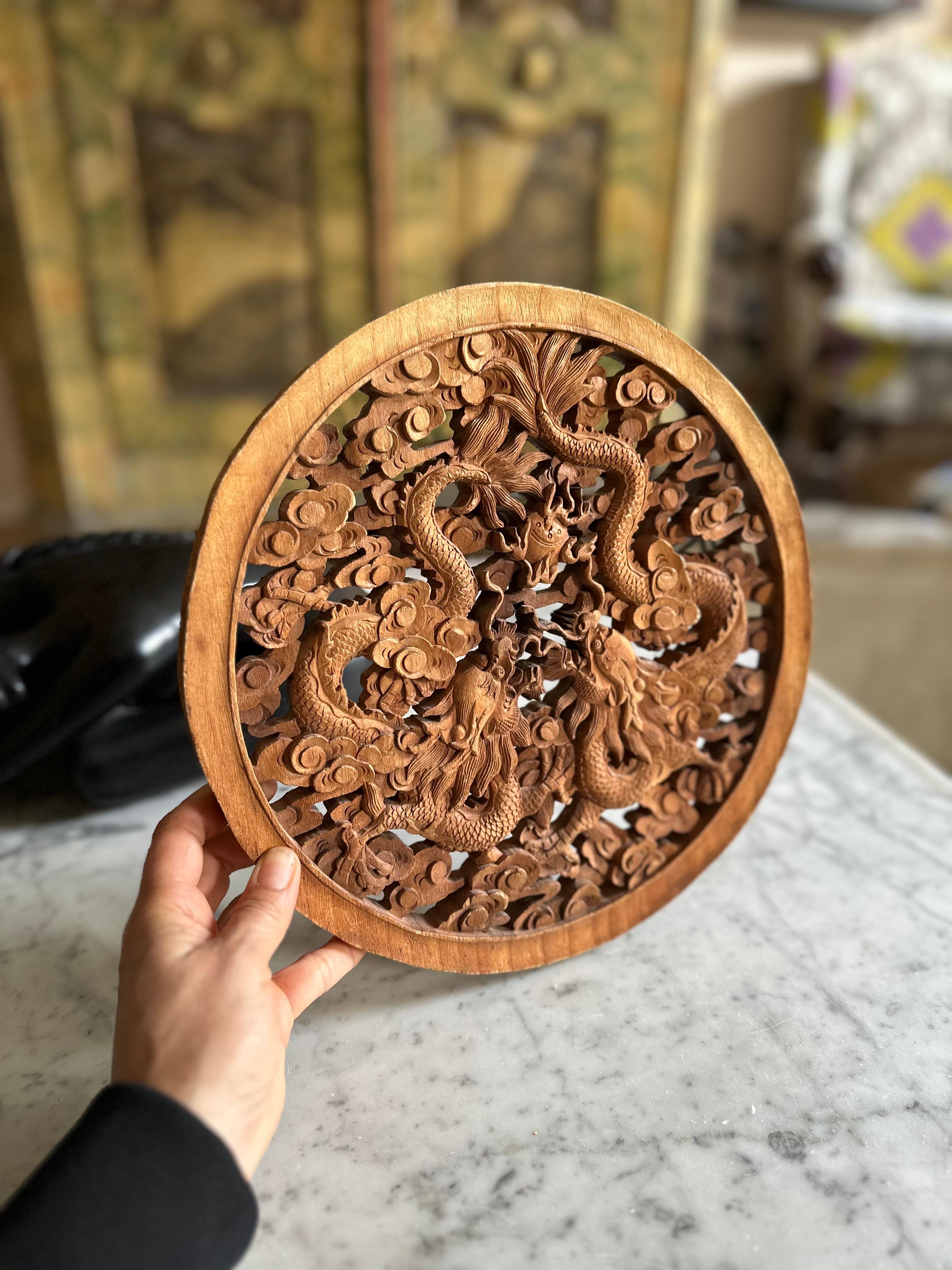 Carved Chinese Rubber Wood Panel with Double Dragon Motif – 20th Century en vente 6