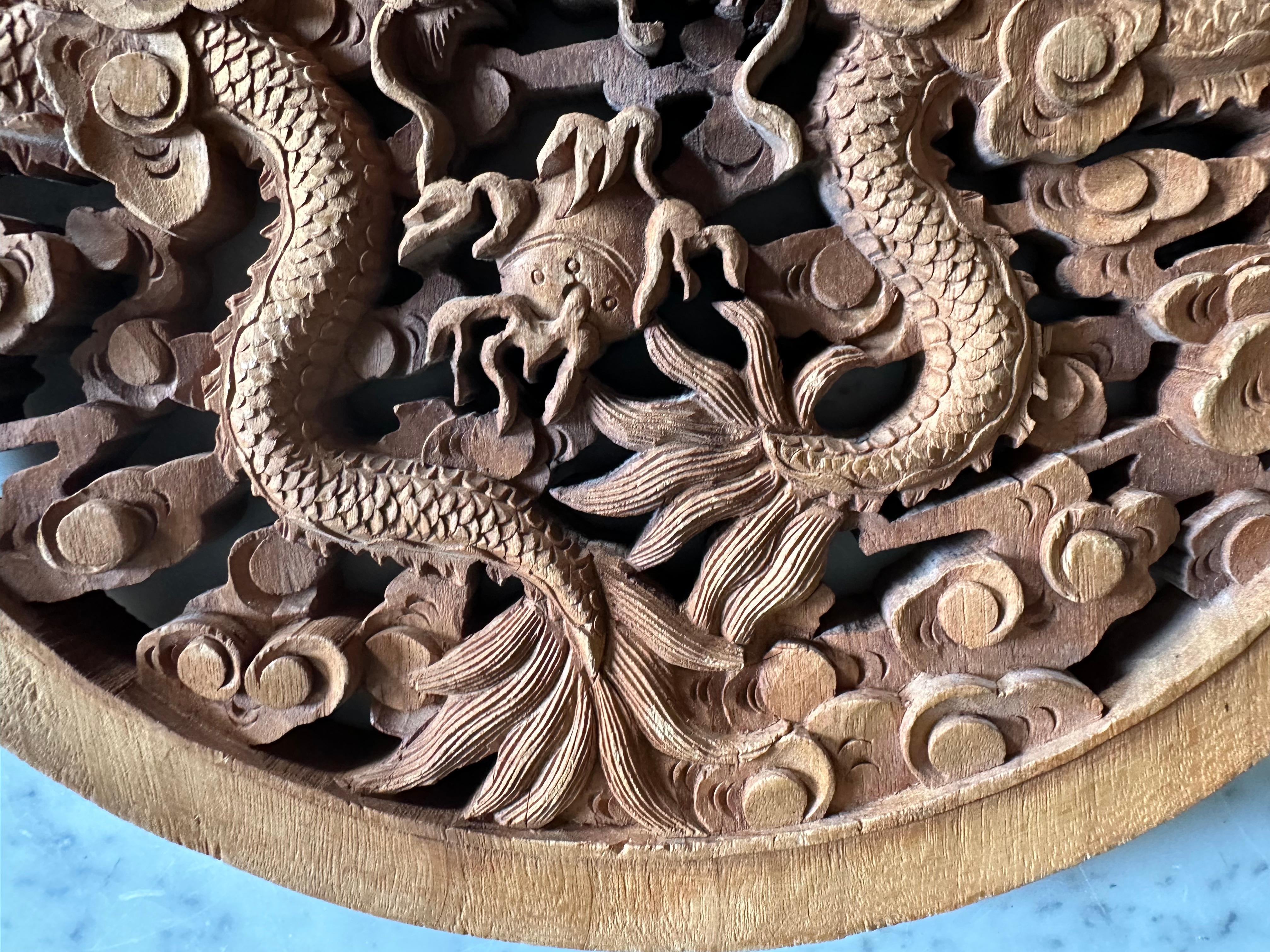 Exportation chinoise Carved Chinese Rubber Wood Panel with Double Dragon Motif – 20th Century en vente