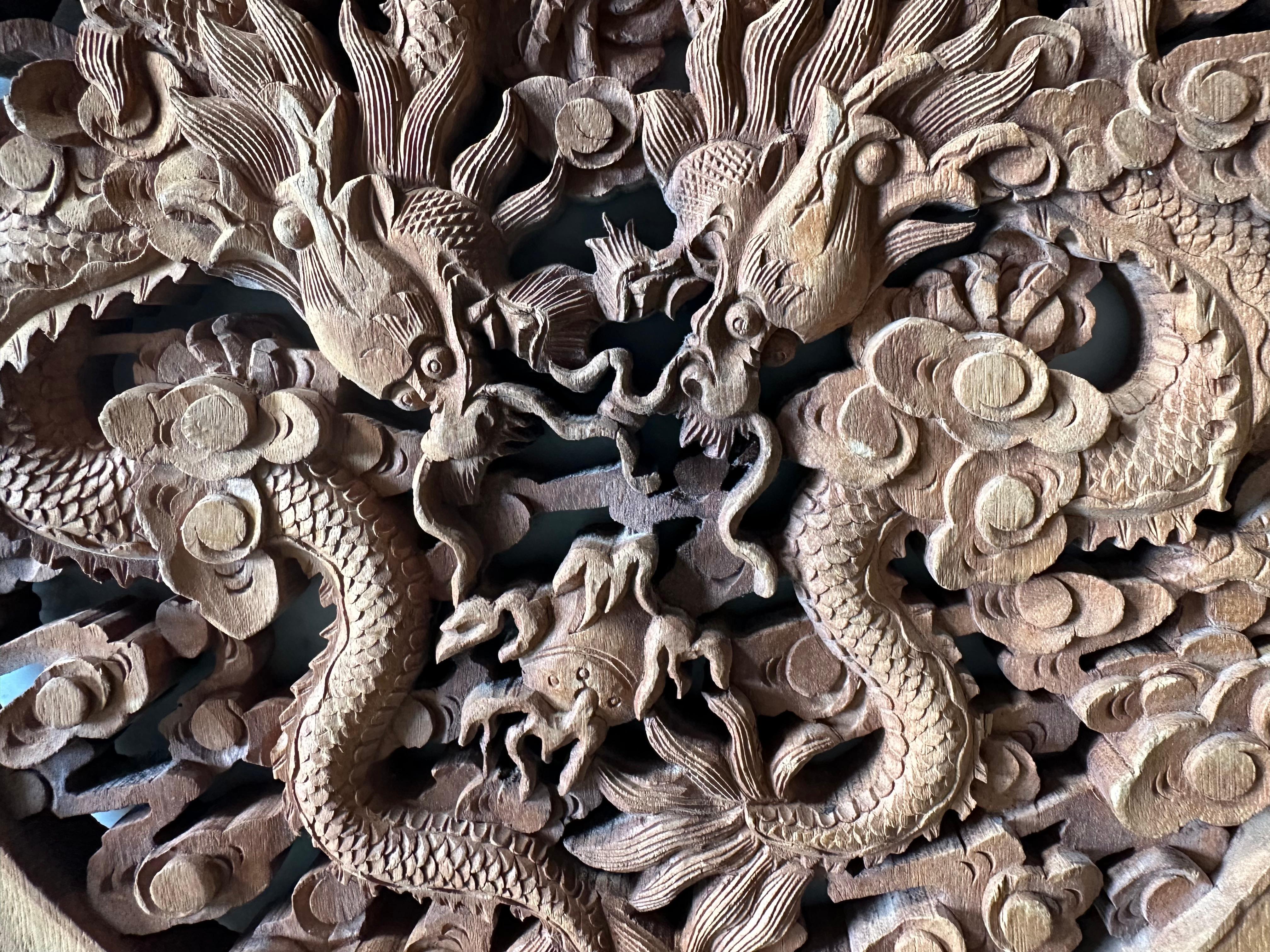 Chinois Carved Chinese Rubber Wood Panel with Double Dragon Motif – 20th Century en vente