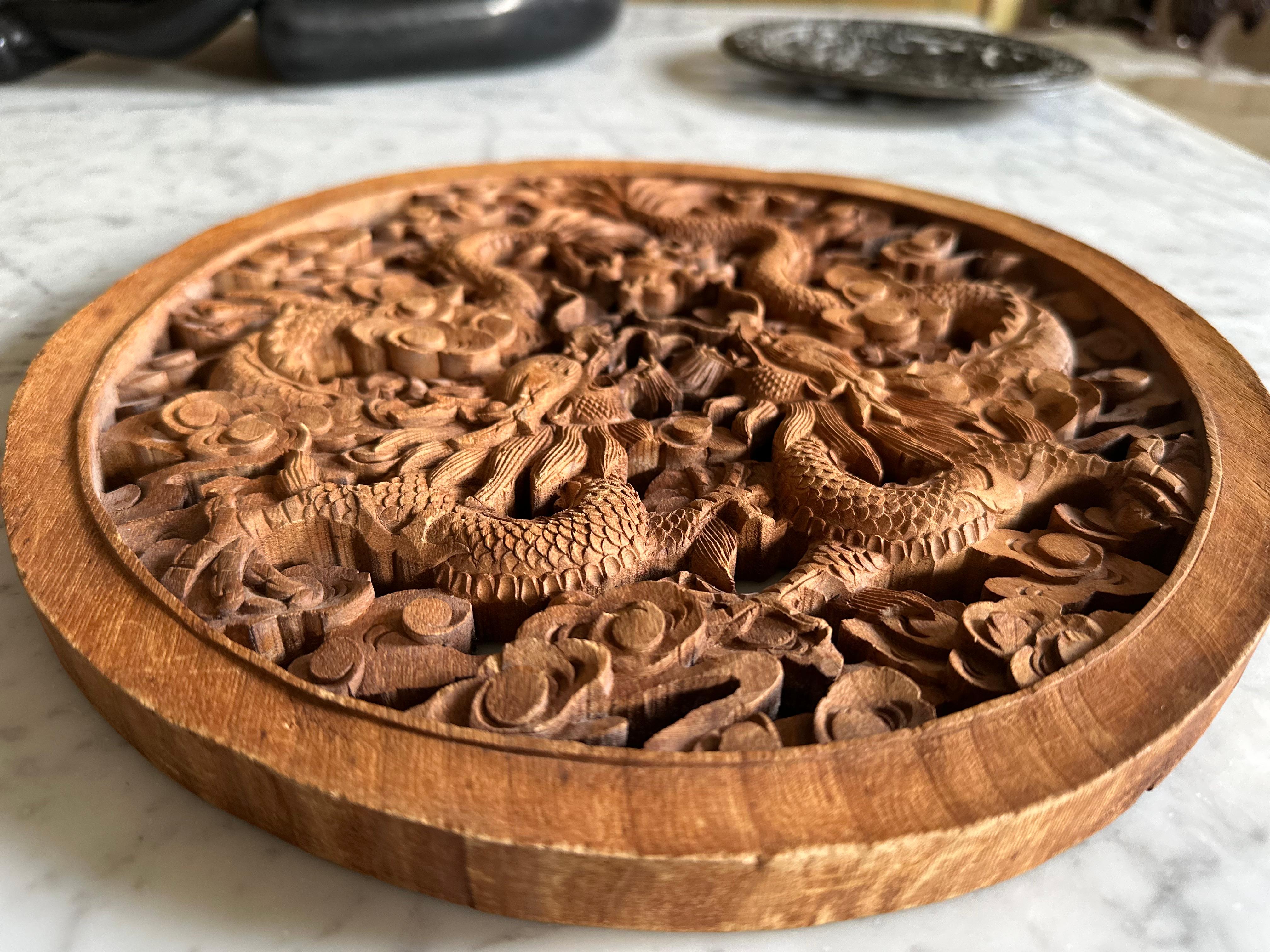 Carved Chinese Rubber Wood Panel with Double Dragon Motif – 20th Century Bon état - En vente à Hamburg, DE