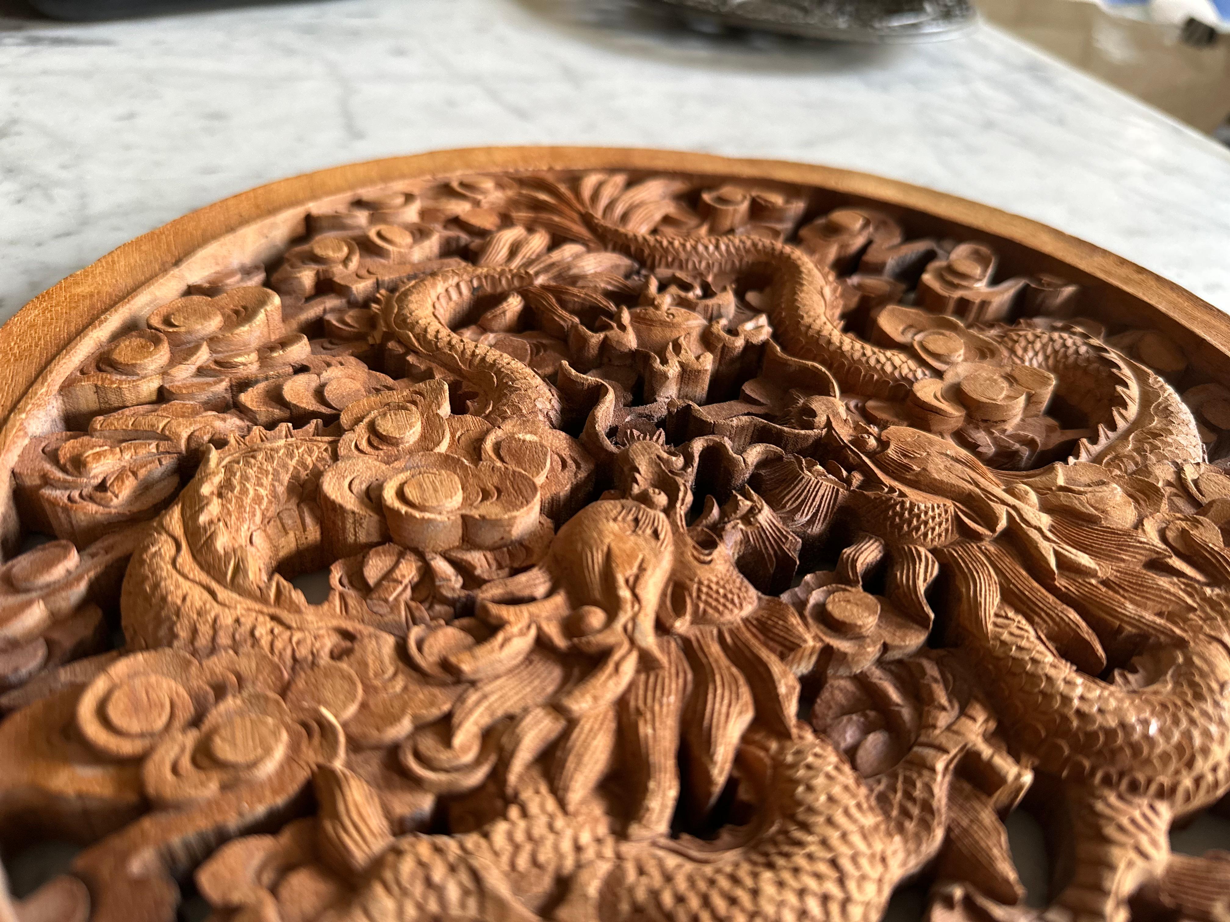 Fin du 20e siècle Carved Chinese Rubber Wood Panel with Double Dragon Motif – 20th Century en vente
