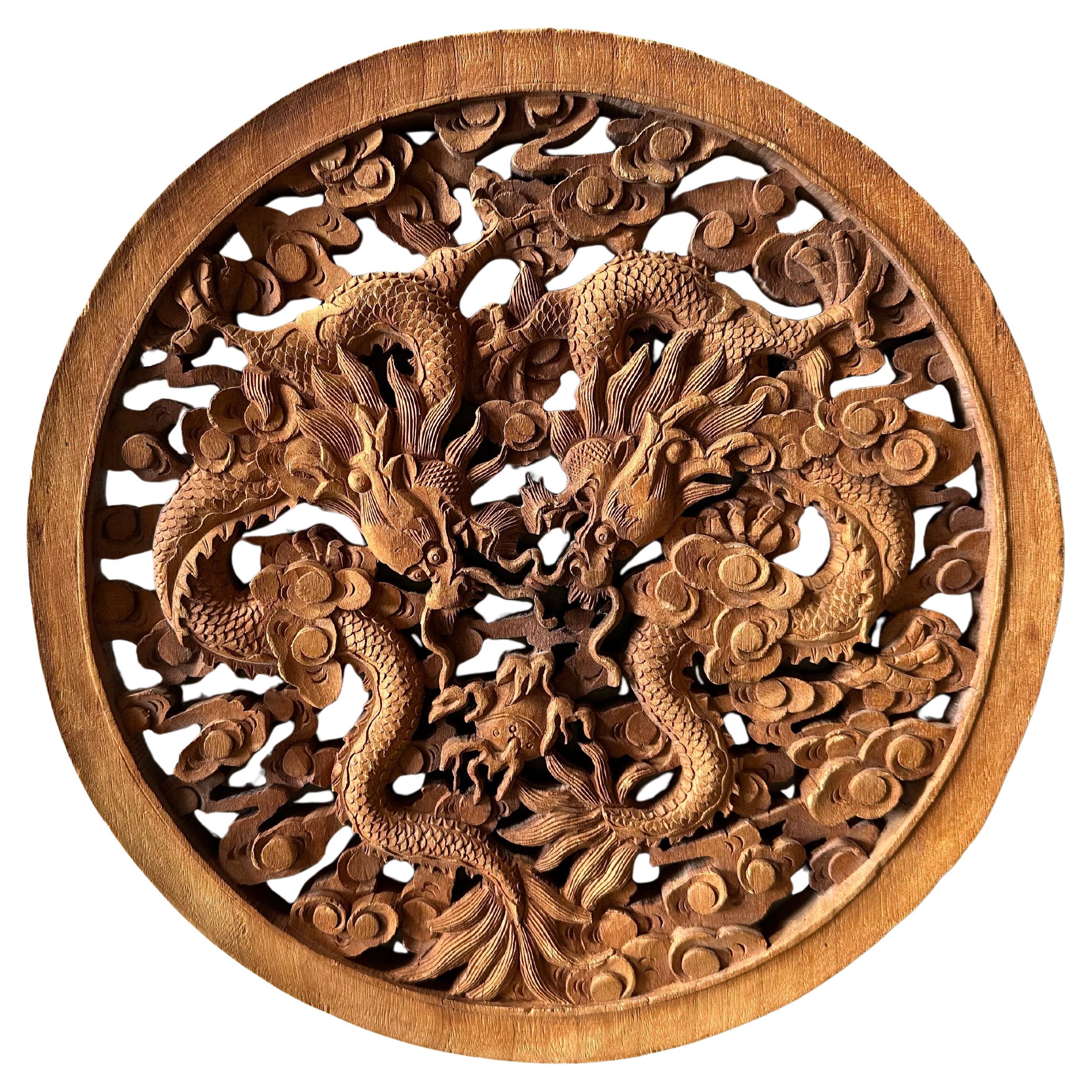 Carved Chinese Rubber Wood Panel with Double Dragon Motif – 20th Century en vente