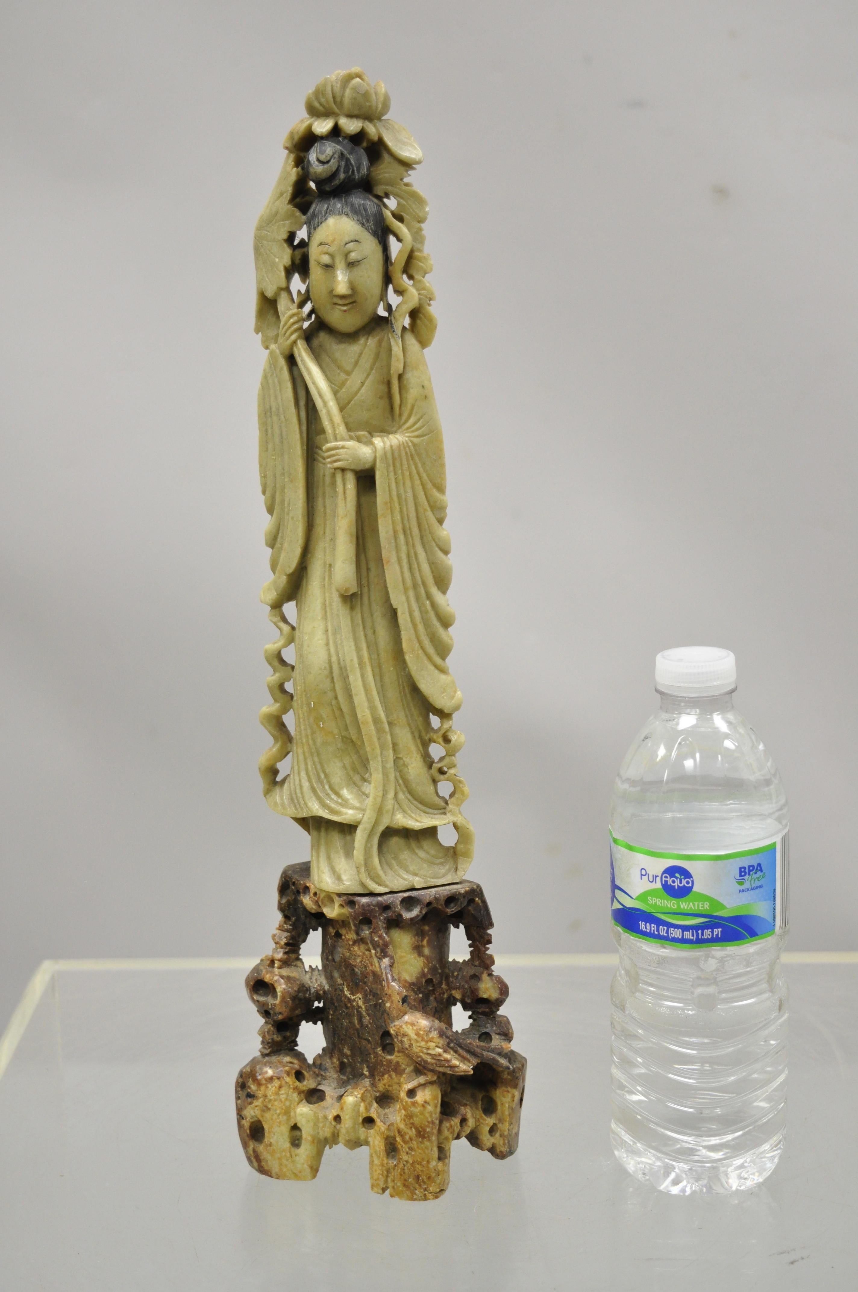Statue Guanyin Kwan Yin en stéatite chinoise sculptée d'une hauteur de 15