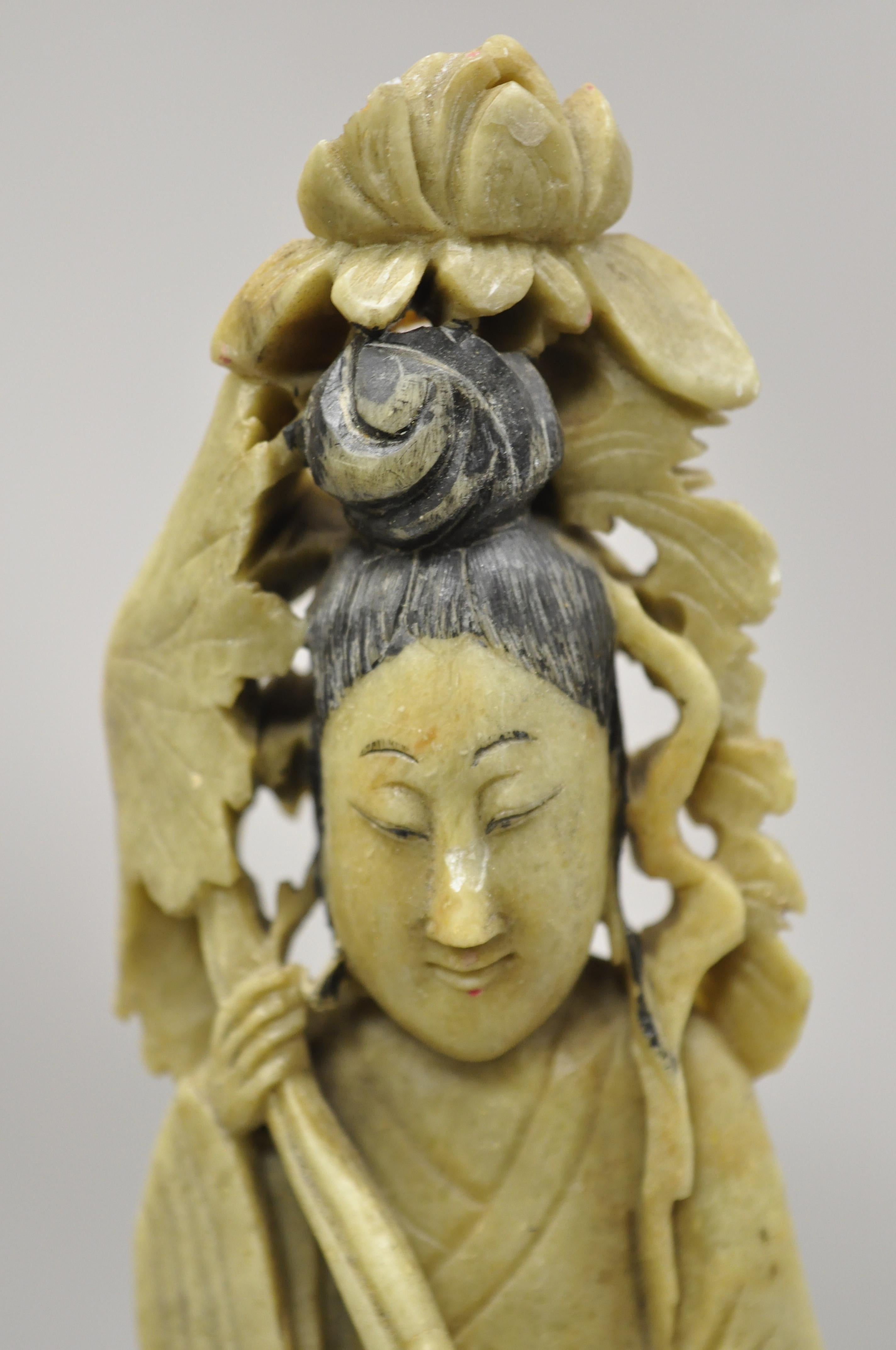 Statue figurative chinoise sculptée en grès Guanyin Kwan Yin Bon état à Philadelphia, PA