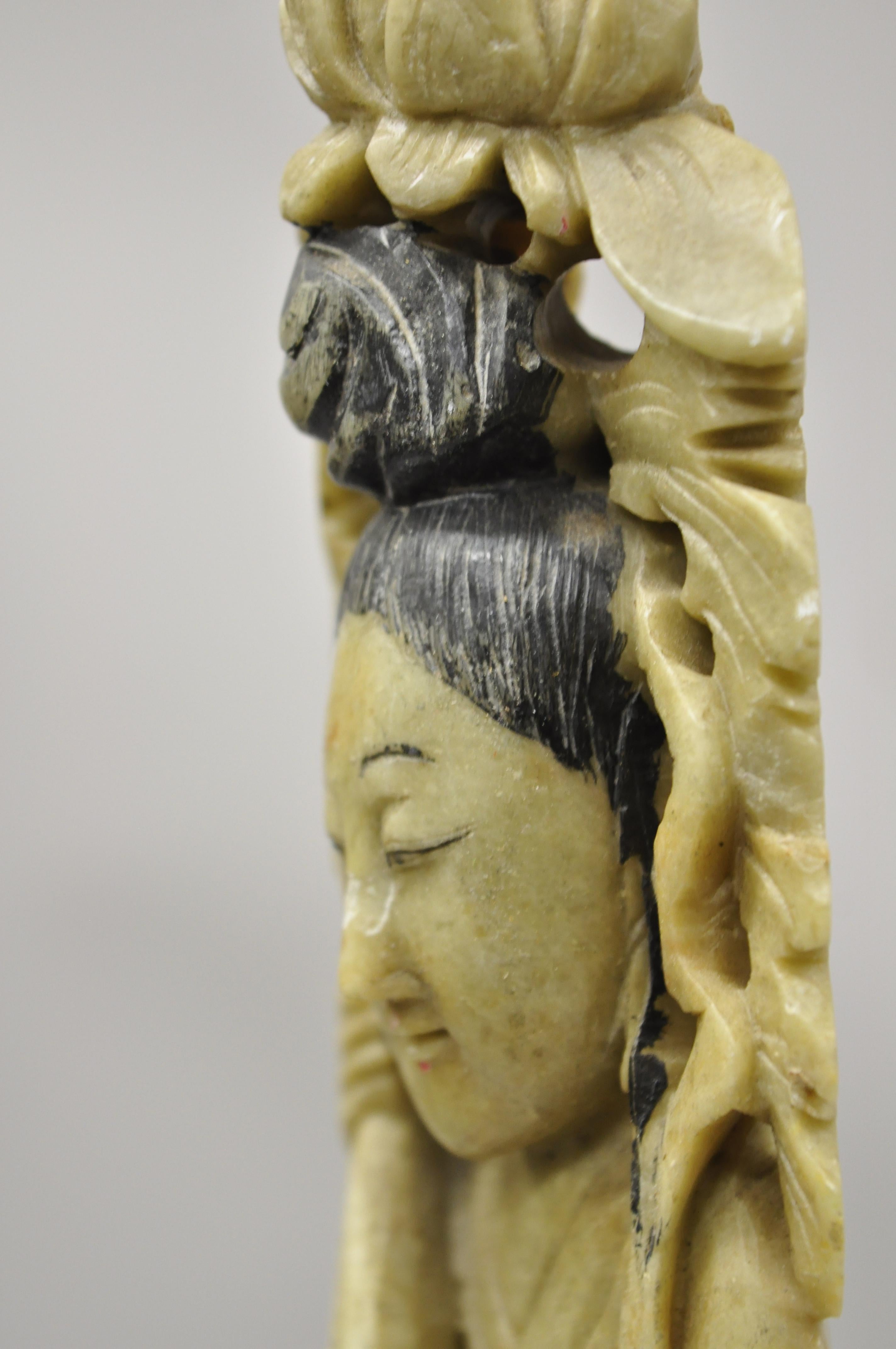 Stéatite Statue figurative chinoise sculptée en grès Guanyin Kwan Yin