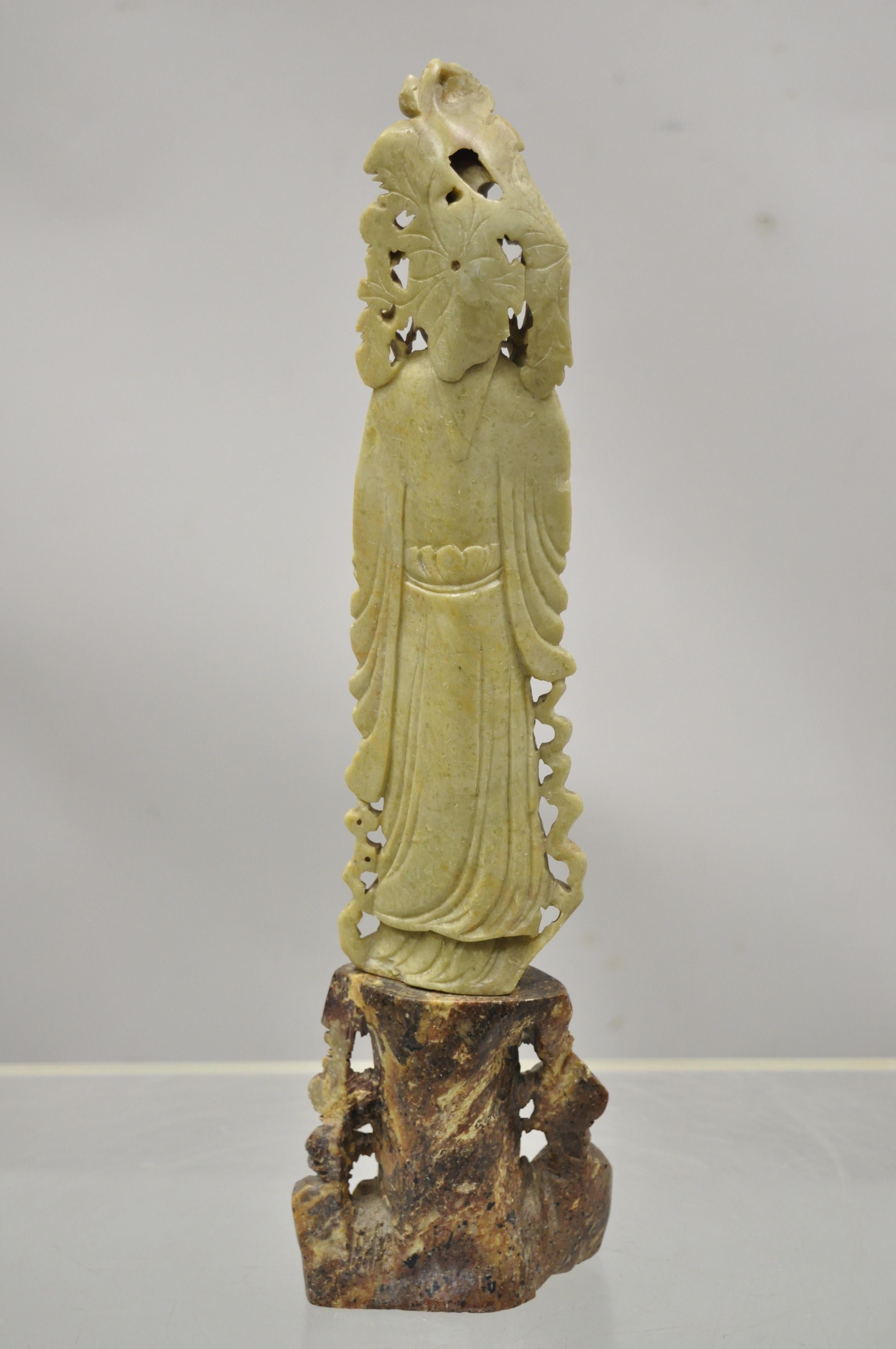 Statue figurative chinoise sculptée en grès Guanyin Kwan Yin 2