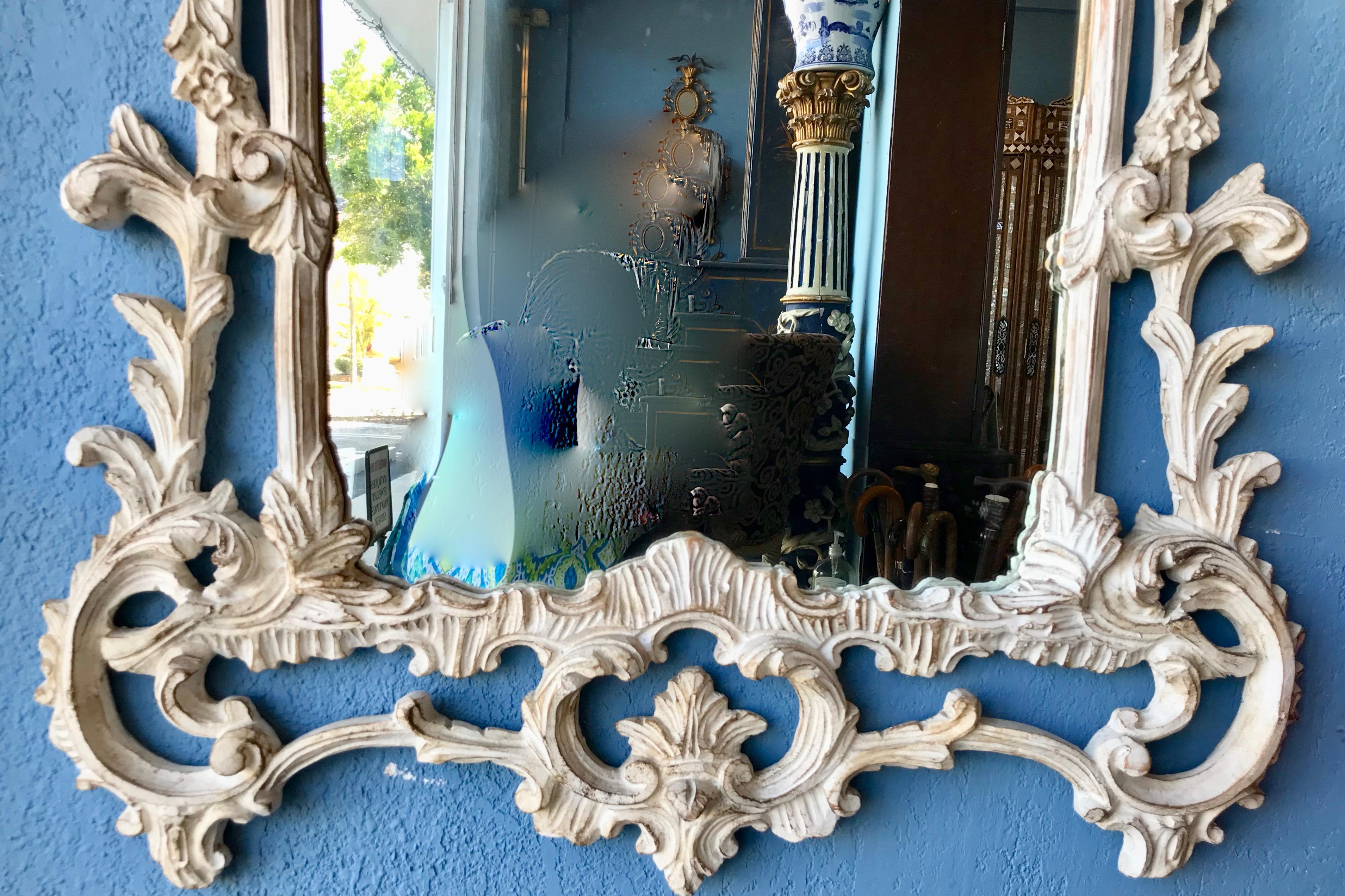 Milieu du XXe siècle Miroir sculpté de style Chippendale en vente