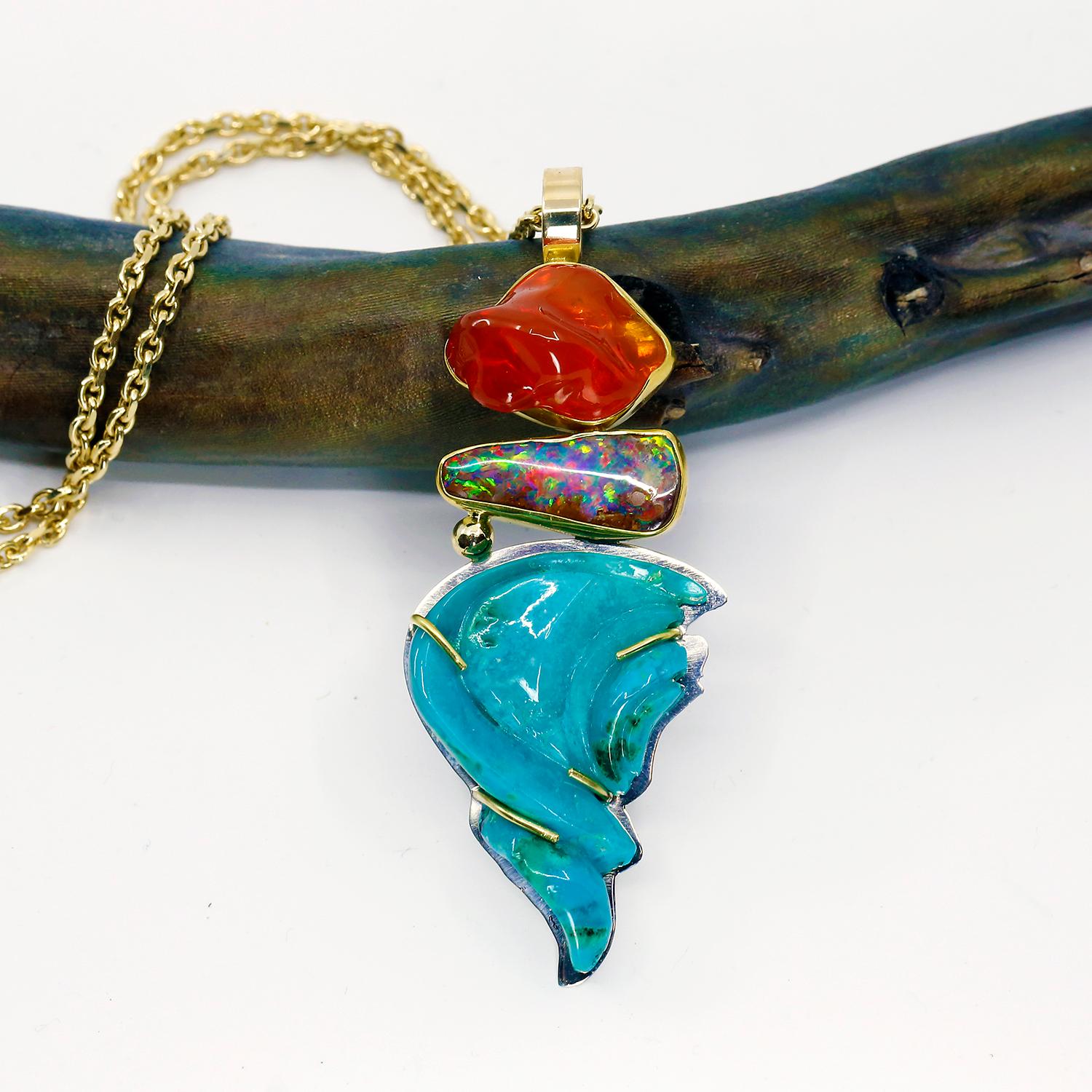Una splendida gemma di crisocolla intagliata da Nick Alexander, vincitore per due volte dell'AGTA Spectrum Award, con un opale boulder di tutti i colori e un fuoco incredibile. Balla e basta! L'opale messicano è un complemento perfetto. 22k 18k  La