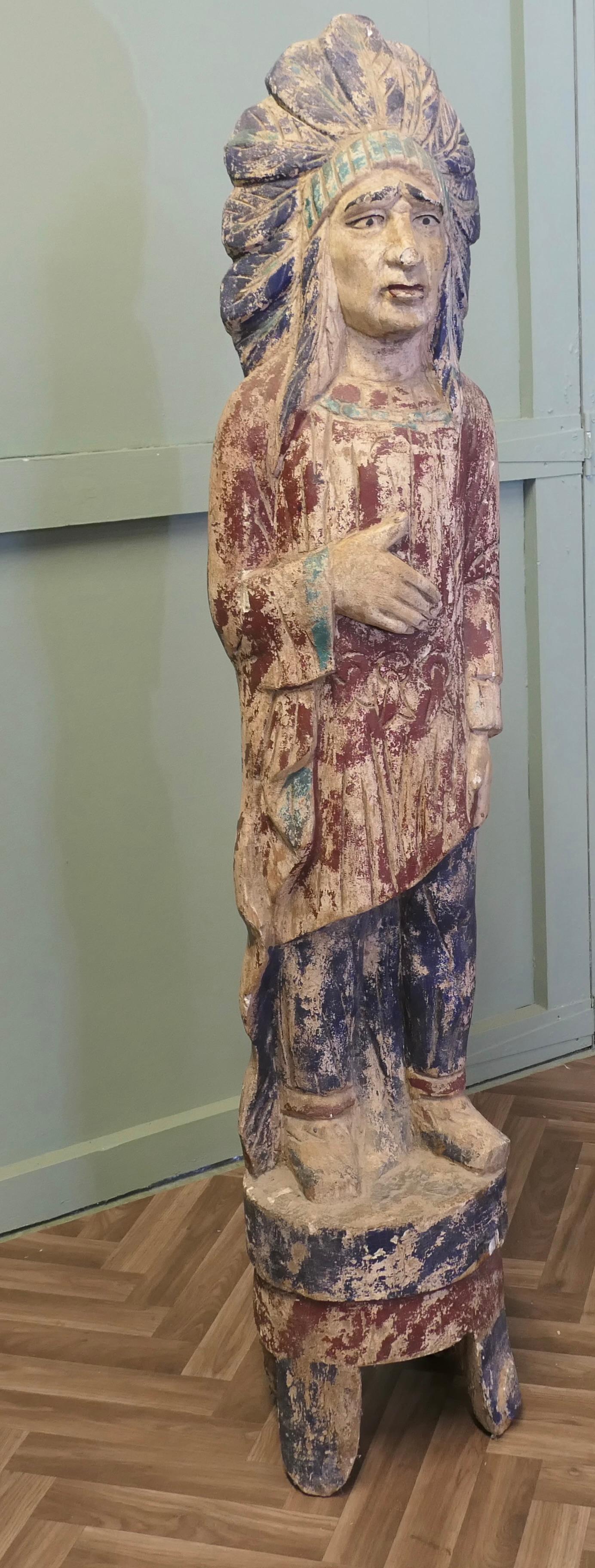 Enseigne de magasin de cigares sculptée Indien d'Amérique, enseigne de magasin

Il s'agit d'un chef amérindien de taille presque normale, sculpté dans un seul morceau de bois (un tronc d'arbre, probablement du pin). Notre chef indien est debout sur