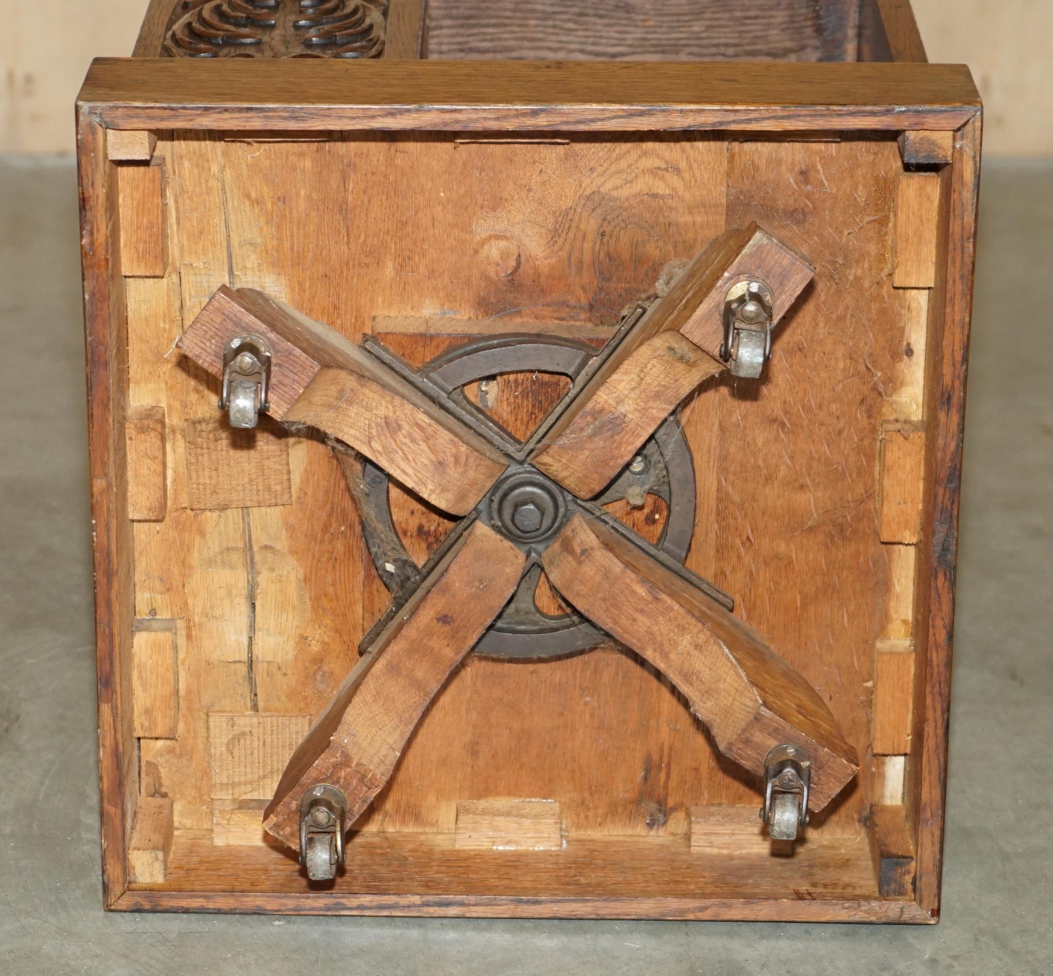 Tavolino a libro girevole in quercia inglese intagliato del 1880, antico vichingo, con custodia per libri. in vendita 7