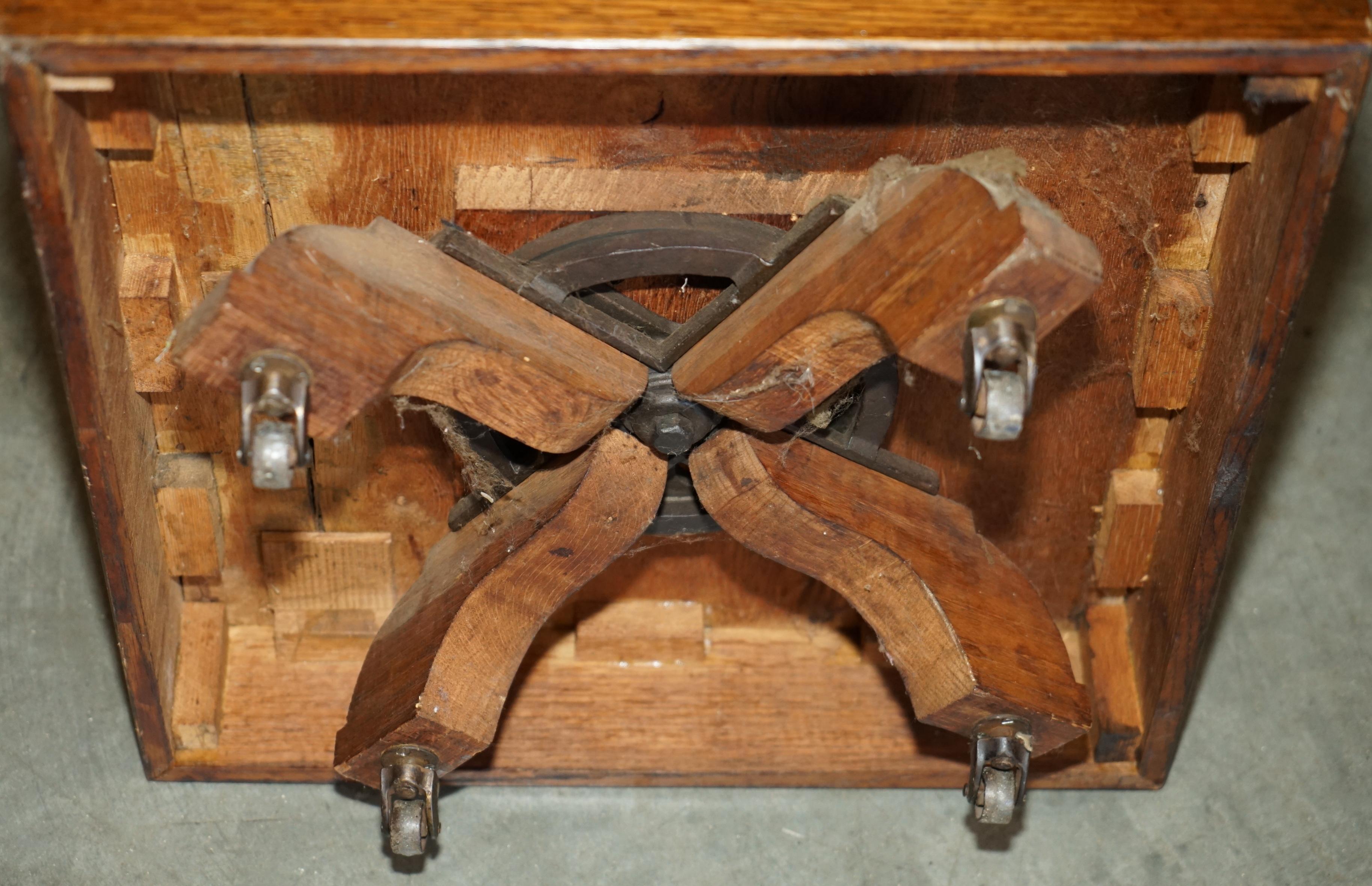 Tavolino a libro girevole in quercia inglese intagliato del 1880, antico vichingo, con custodia per libri. in vendita 8