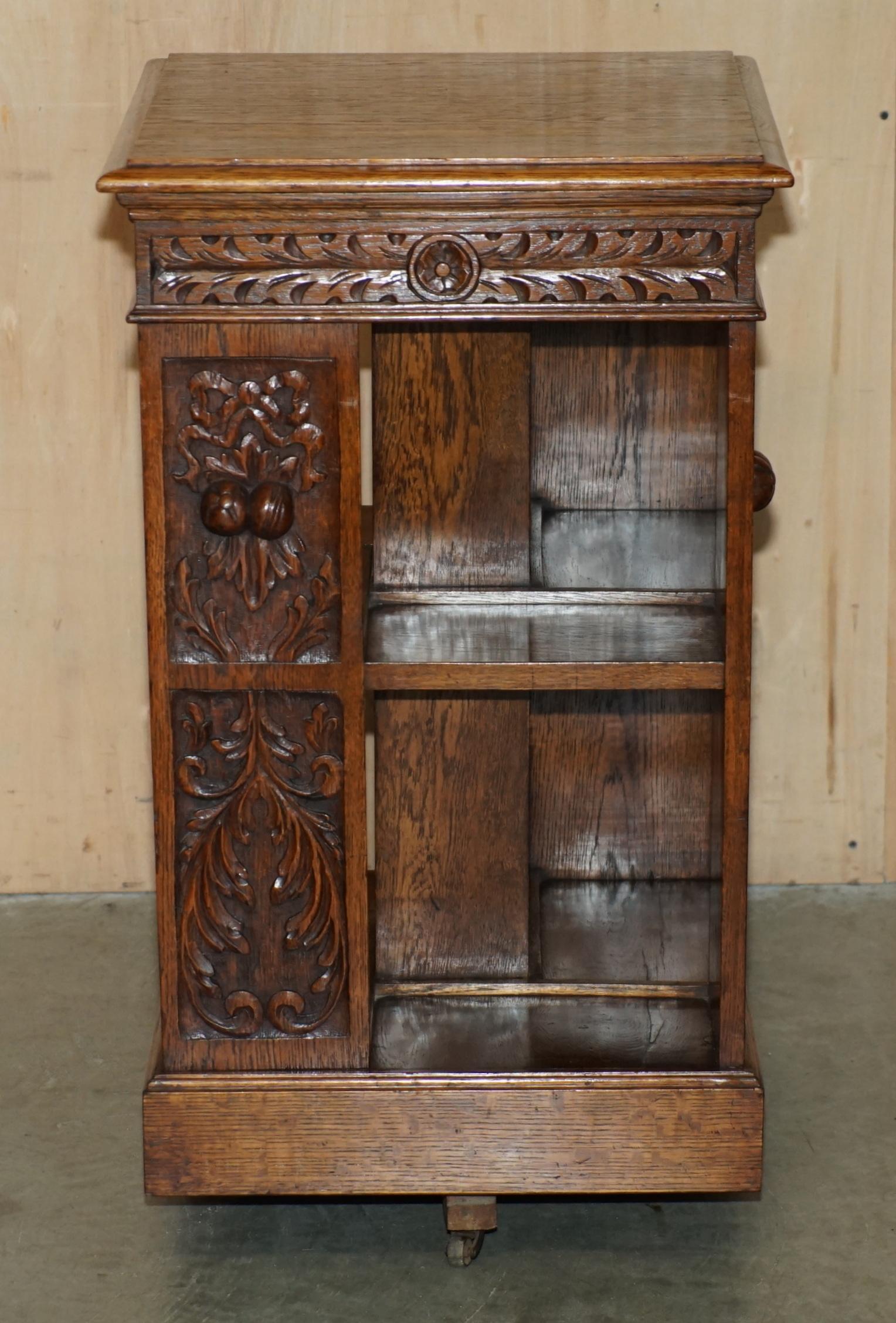 Casa Reale Antiquariato

Royal House Antiques è lieta di offrire in vendita questo tavolo libreria girevole in rovere inglese del 1880 circa, di ottima fattura e completamente restaurato, con deliziosi pannelli intagliati. 

Tieni presente che le