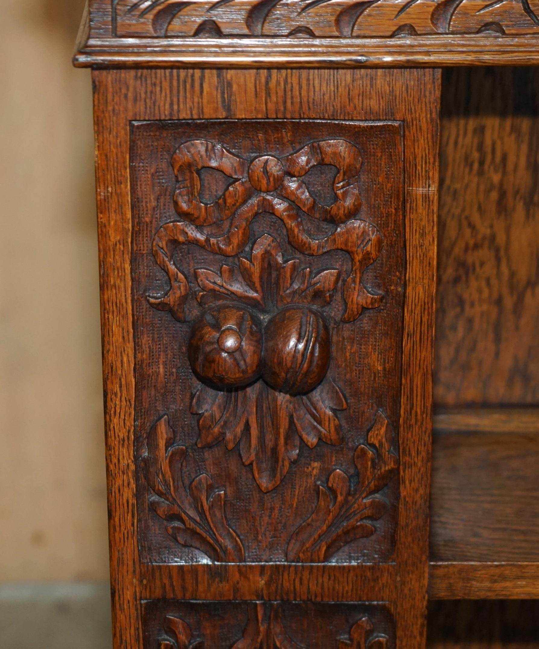 Fatto a mano Tavolino a libro girevole in quercia inglese intagliato del 1880, antico vichingo, con custodia per libri. in vendita