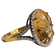 Anello con Citrino intagliato e cupola di diamanti