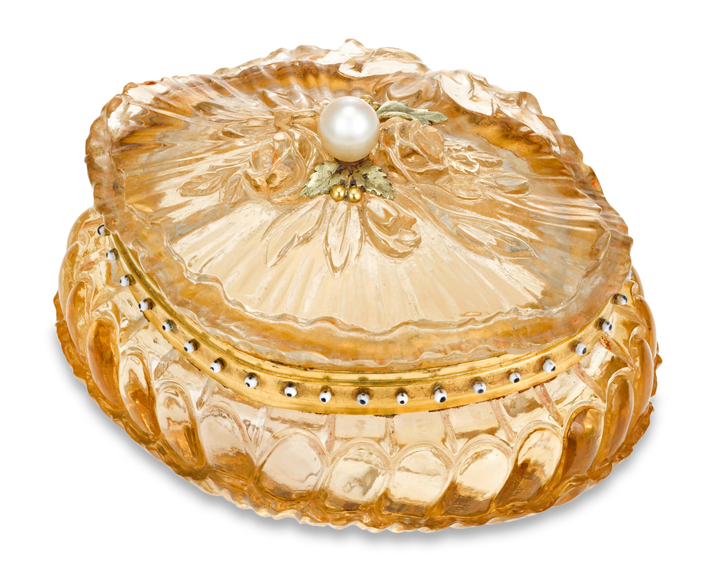 Diese exquisite französische Pillendose verbindet die meisterhafte französische Goldschmiedetradition mit dem Glanz des Zitrins. Das Kästchen wurde von dem berühmten französischen Juwelier Gustave-Roger Sandoz angefertigt, der für seine