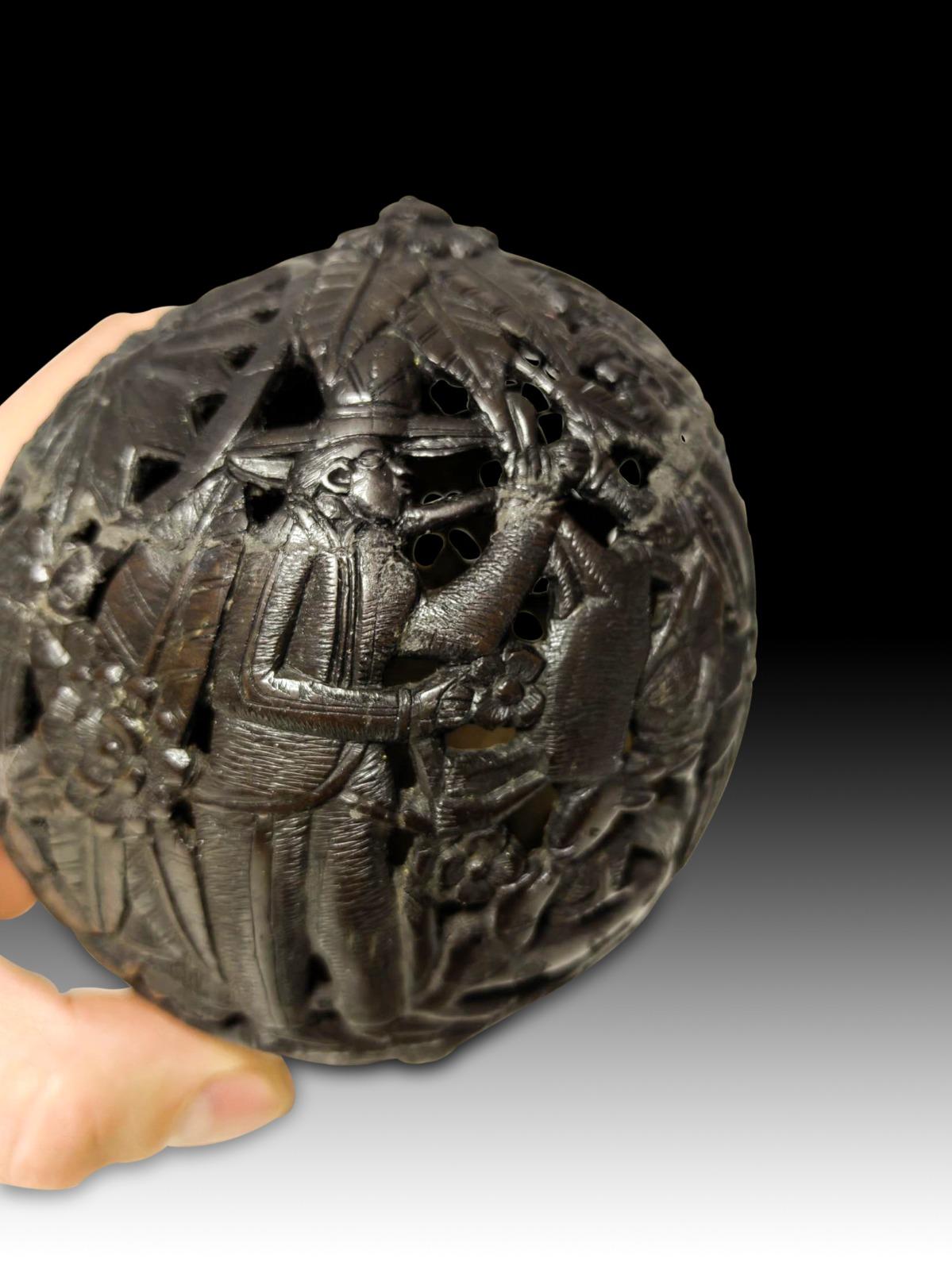 Carved Coconut from the 19th Century For Sale 3