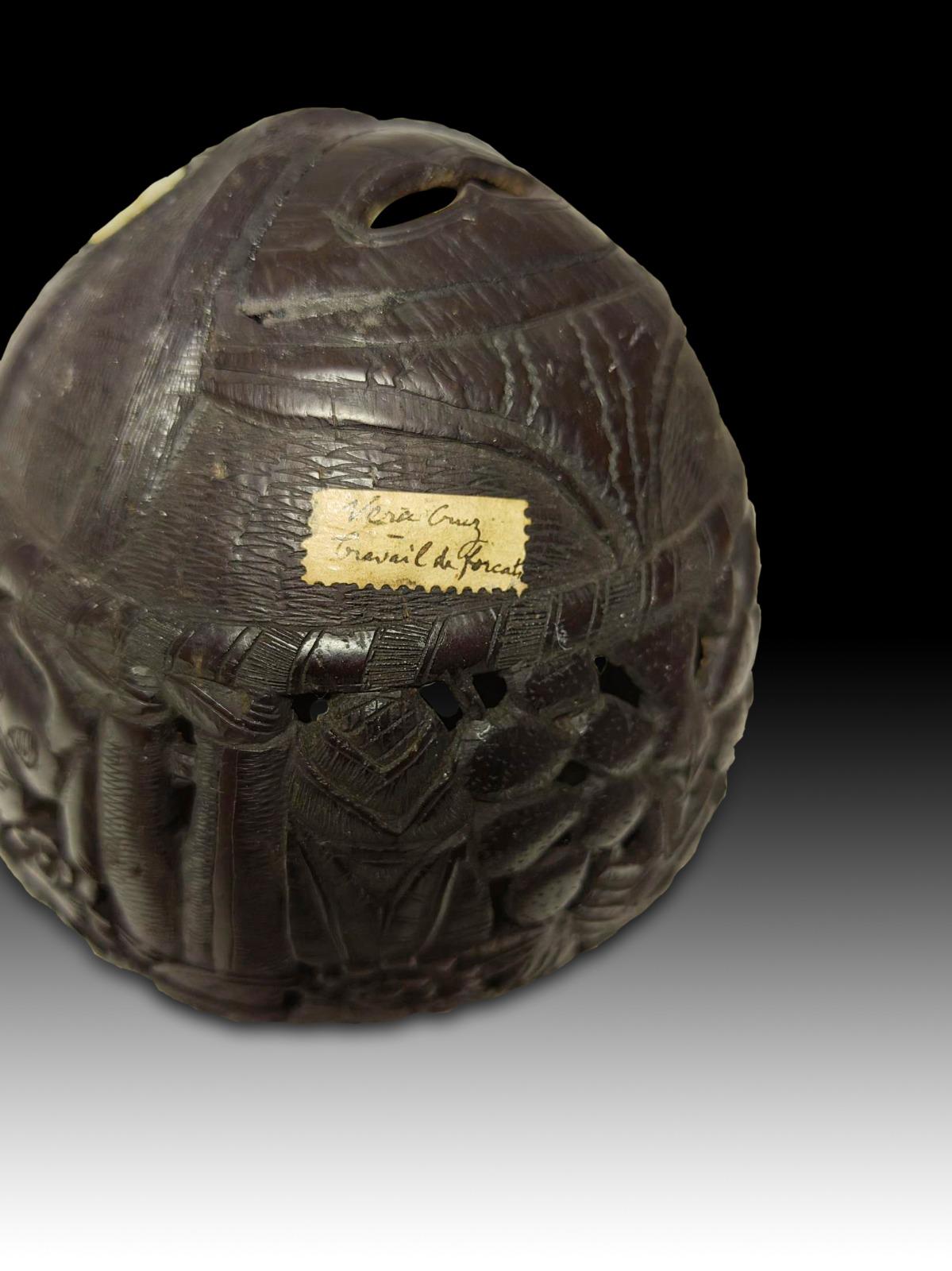 Noix de coco sculptée du 19ème siècle en vente 6