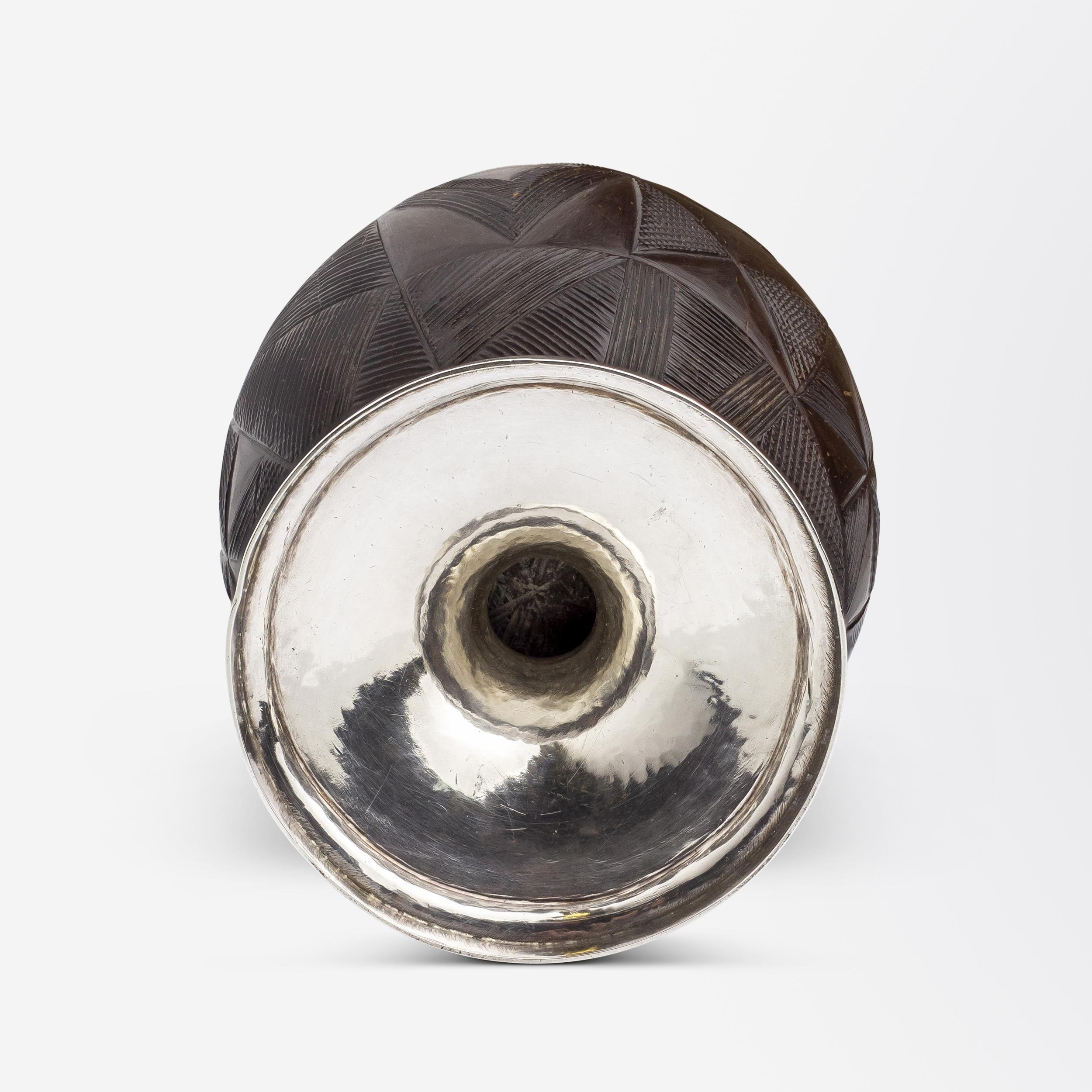 Vittoriano Noce di cocco intagliata con montatura in argento sterling attribuita a Horace Woodward & Co. in vendita