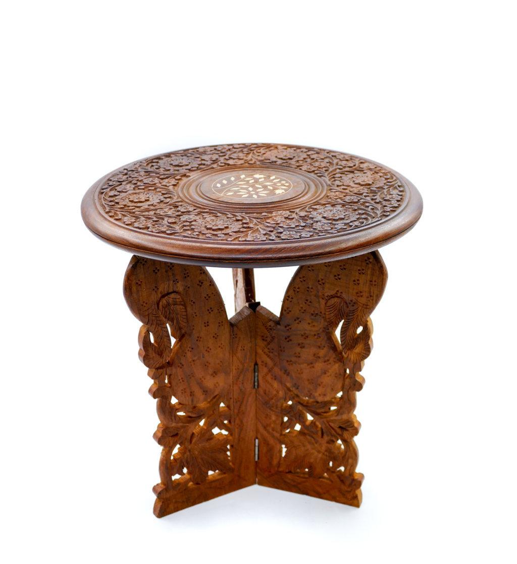 Ces belles tables basses sont réalisées au 20ème siècle par Oriental Manufacture. 

Bois naturel sculpté et ajouré, décor en os incrusté dans un médaillon
Bonnes conditions. 

