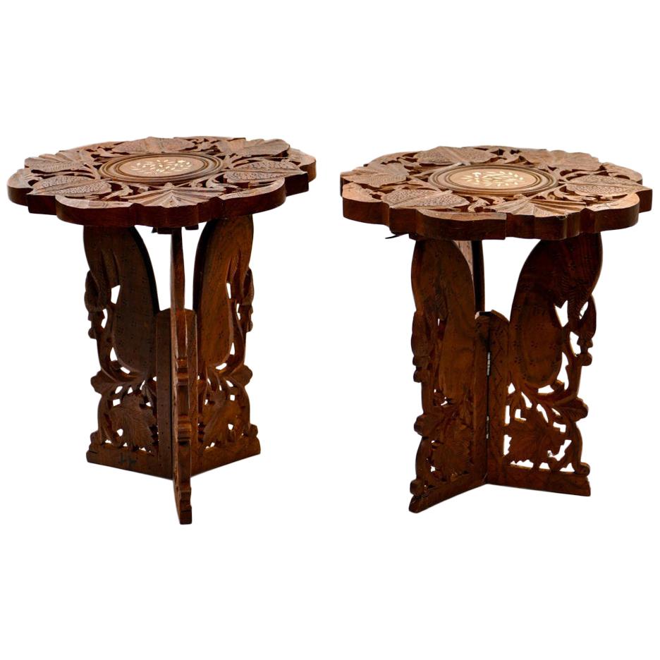 Deux tables basses sculptées:: Fabrication orientale:: Milieu du 20ème siècle en vente