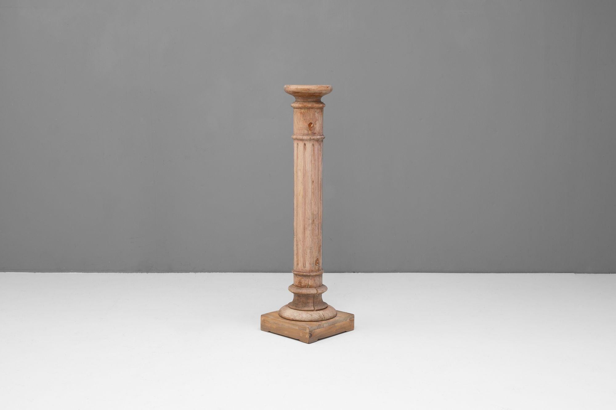 Columna neoclásica de pino de principios del siglo XX con pintura original descolorida. Nueva base. Reino Unido, hacia 1900.

Alto 108 cm x Ancho 30 cm x Fondo 30 cm

Ponte en contacto con nosotros para obtener un presupuesto exacto del envío.