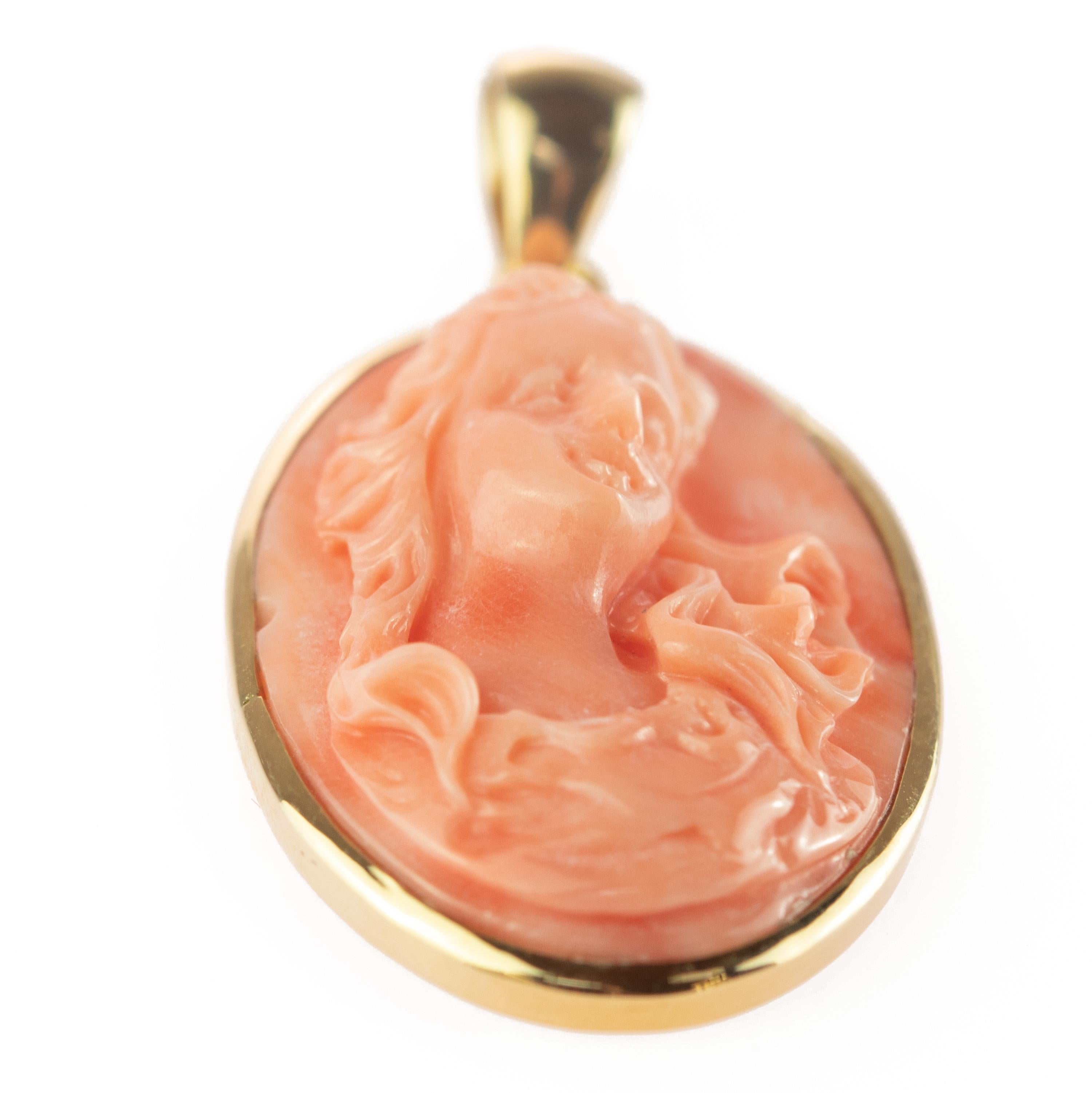 Superbe pièce unique de corail italien sculpté dans un visage délicat de femme ou de muse. Serti en or jaune 18 carats avec des pierres précieuses de la plus haute qualité.  Pendentif d'Italie. Collier à pendentif fait main

Inspiré par la religion