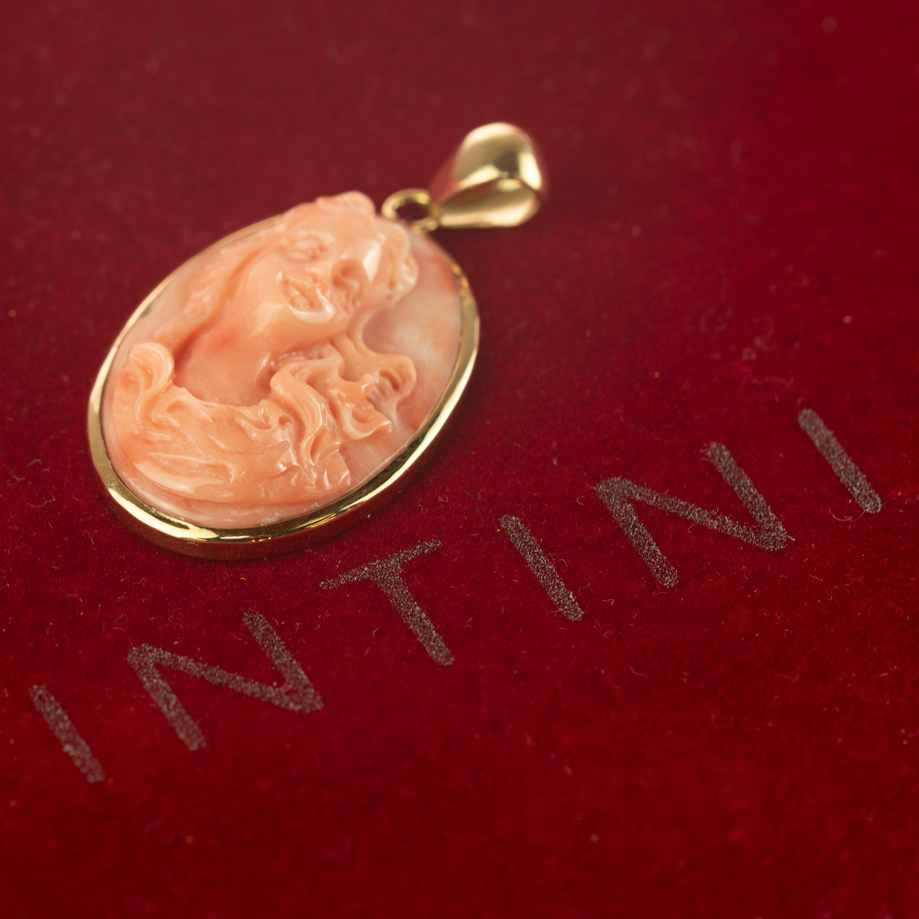 Artisan Collier à pendentif en or 18 carats et corail sculpté, fait main, muse de femme, Italie en vente