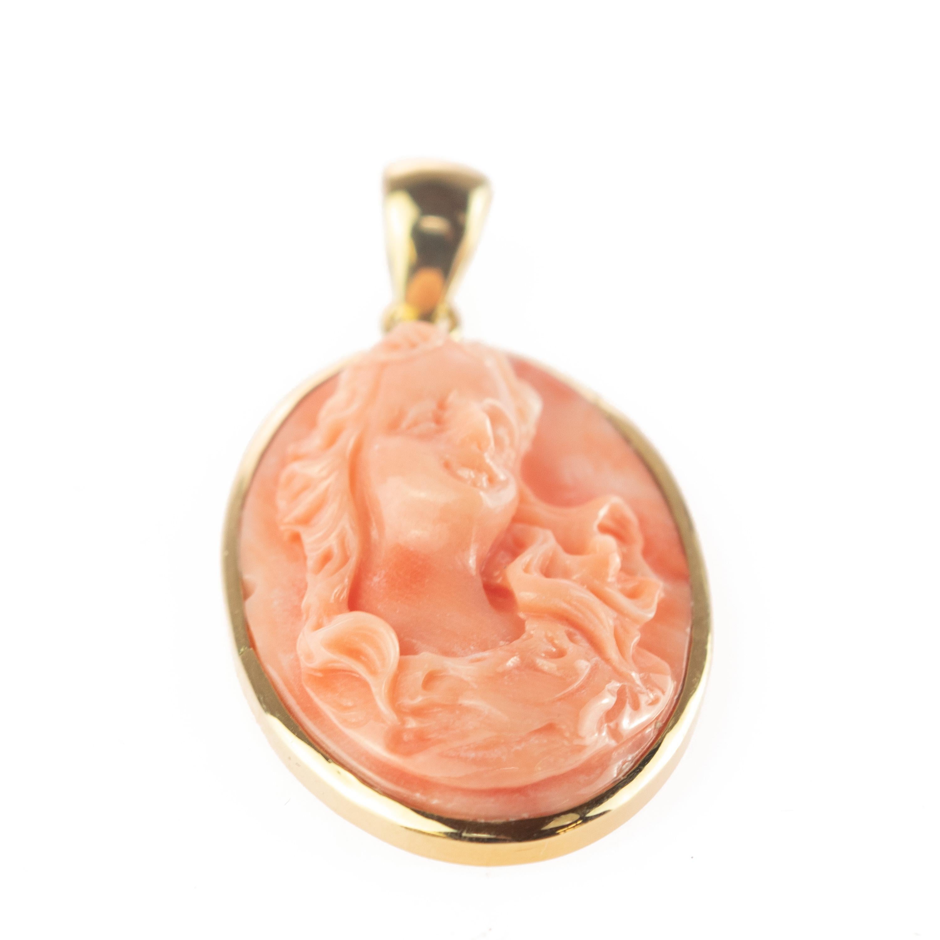 Collier à pendentif en or 18 carats et corail sculpté, fait main, muse de femme, Italie Neuf - En vente à Milano, IT