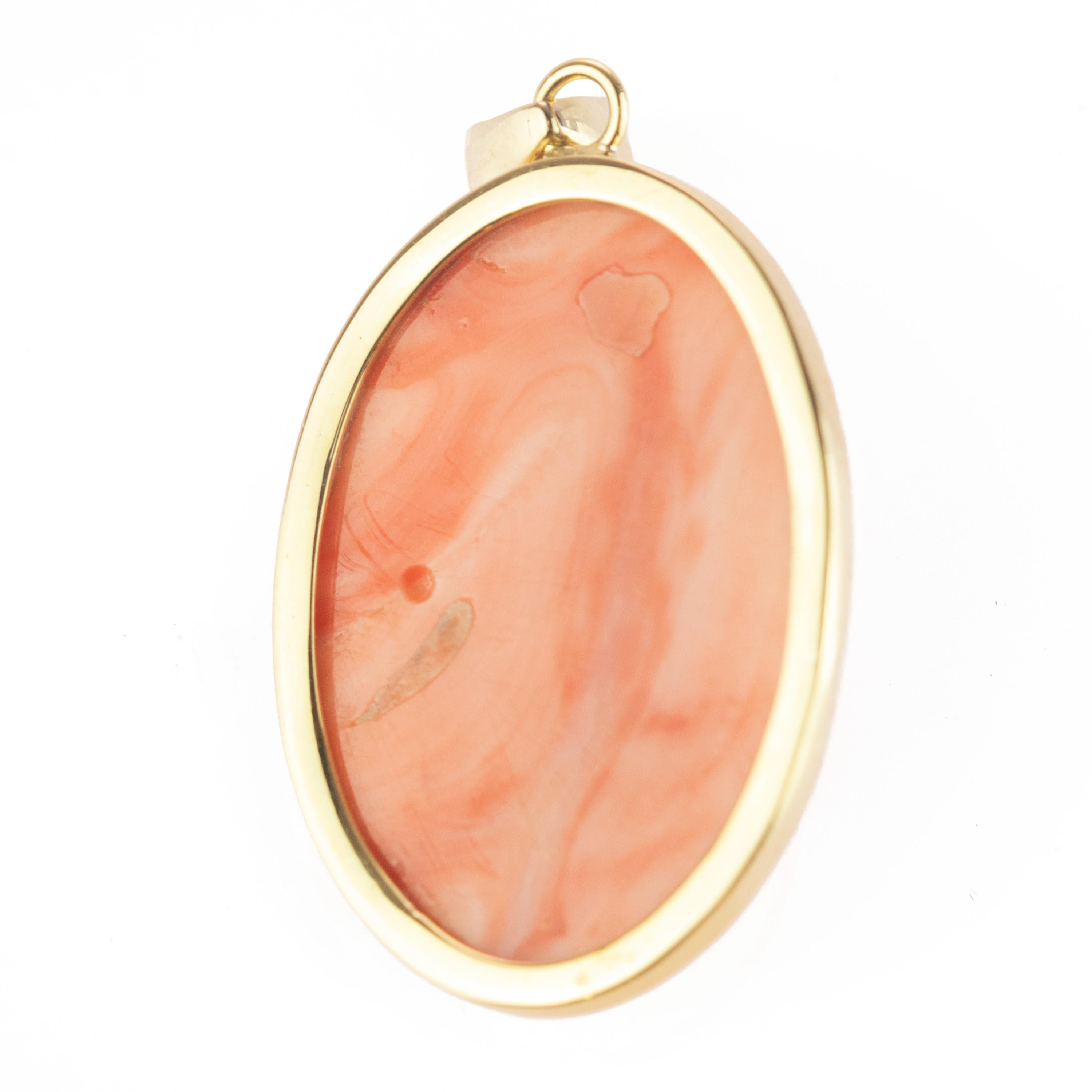 Collier à pendentif en or 18 carats et corail sculpté, fait main, muse de femme, Italie Unisexe en vente