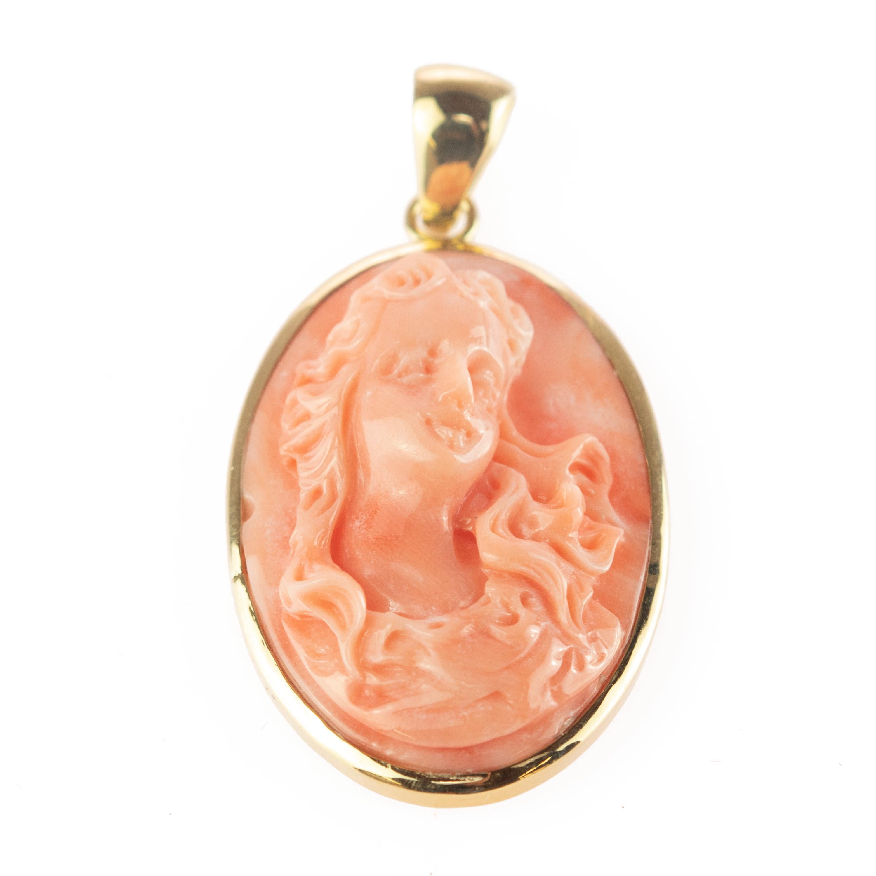 Collier à pendentif en or 18 carats et corail sculpté, fait main, muse de femme, Italie en vente 1