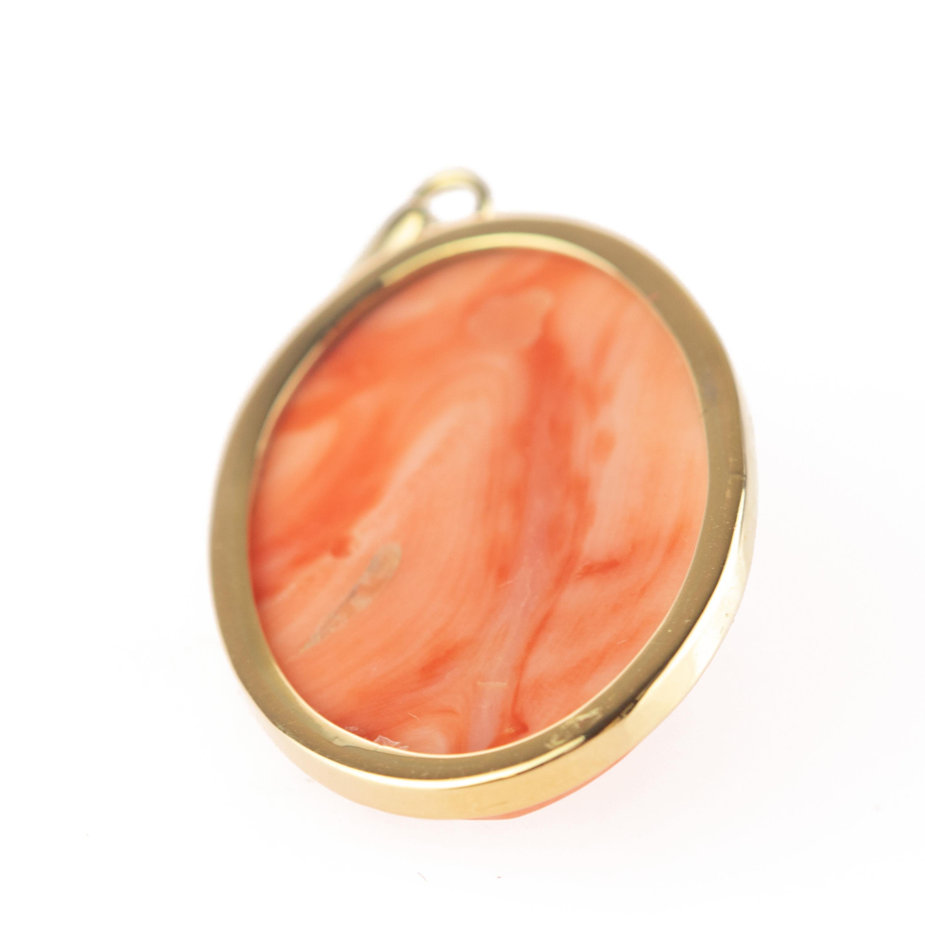 Collier à pendentif en or 18 carats et corail sculpté, fait main, muse de femme, Italie en vente 2