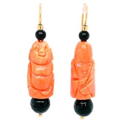 Boucles d'oreilles pendantes en forme de Bouddha sculpté dans du corail, en or jaune 18 carats, avec des crochets à la française