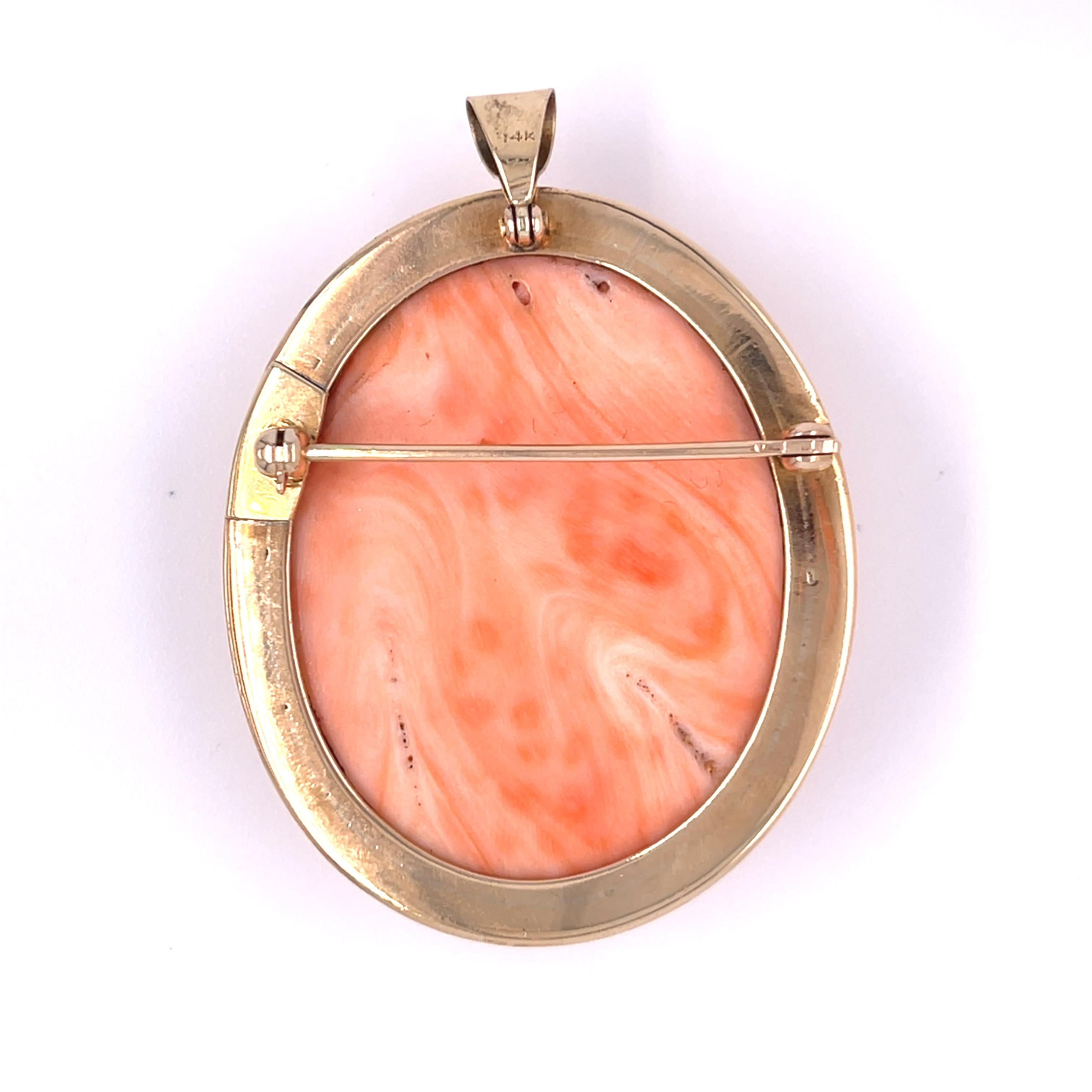 Moderne Pendentif en or 10k avec camée en corail sculpté 2-3/16