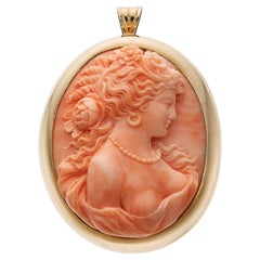 Ciondolo a forma di cammeo di corallo intagliato in oro 10k 2-3/16" x 1-5/8" 38,9g
