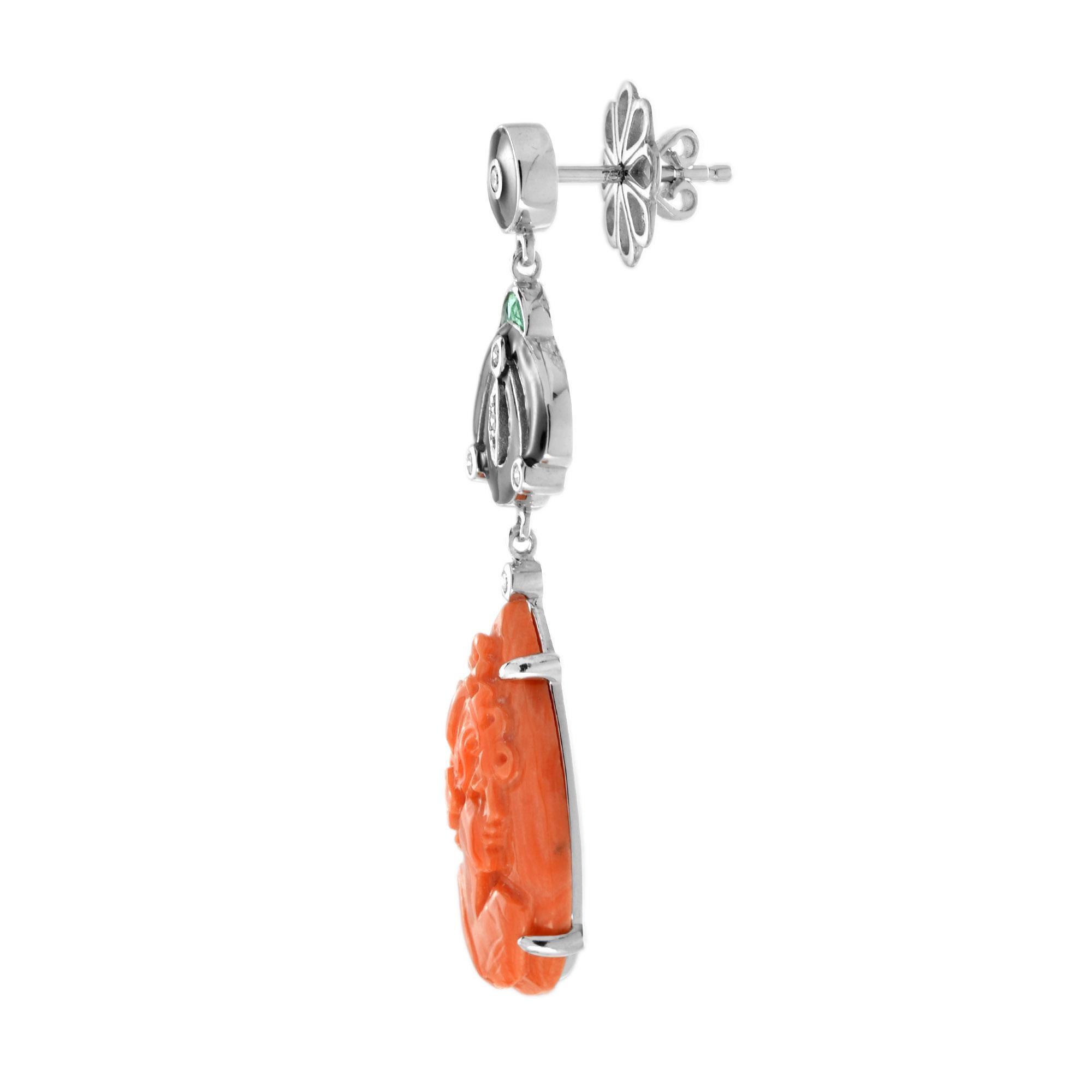 Ces boucles d'oreilles uniques sont d'inspiration Art déco et ont été fabriquées à la main à partir de coraux en forme de goutte d'eau sculptés d'un motif floral d'environ 15,65 carats. La partie supérieure est décorée de diamants scintillants,