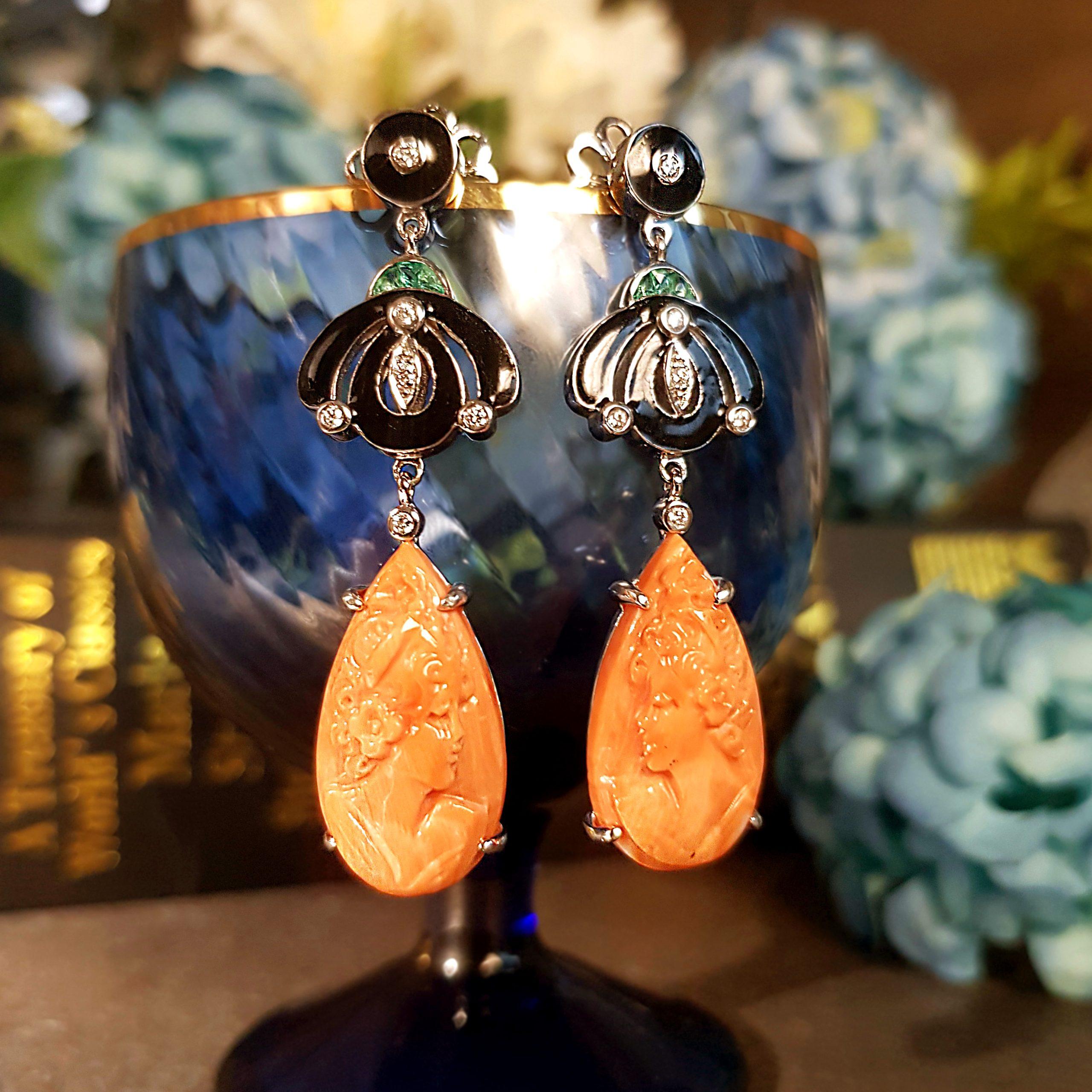Taille ronde Boucles d'oreilles pendantes en corail sculpté, diamant, émeraude et émail noir d'inspiration Art Déco en vente