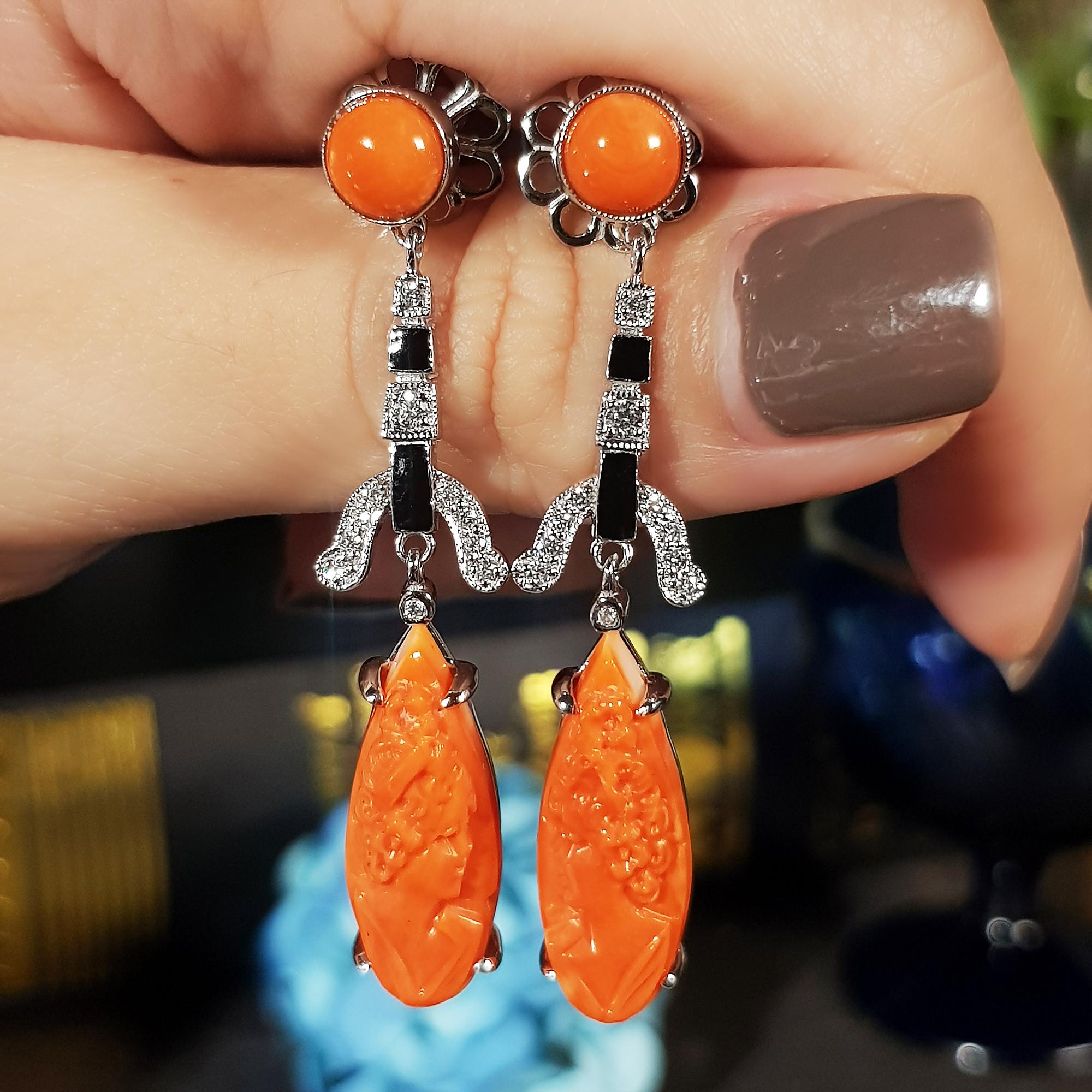 Geschnitzte Koralle Diamant Smaragd & Schwarz Emaille baumeln Art Deco inspirierte Ohrringe im Zustand „Neu“ im Angebot in Oakton, VA