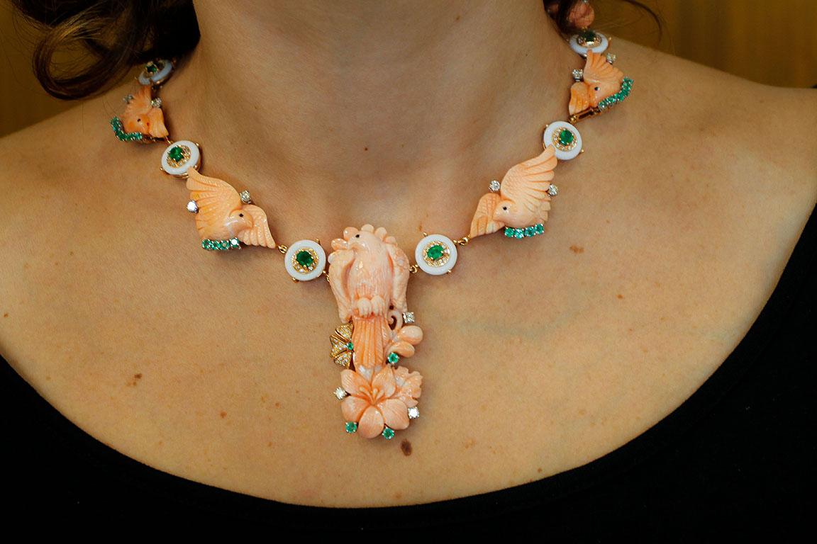 Engraved Pink Coral, Diamonds, Emeralds, White Agate Rings, Rose Gold Necklace In Excellent Condition In Marcianise, Marcianise (CE)