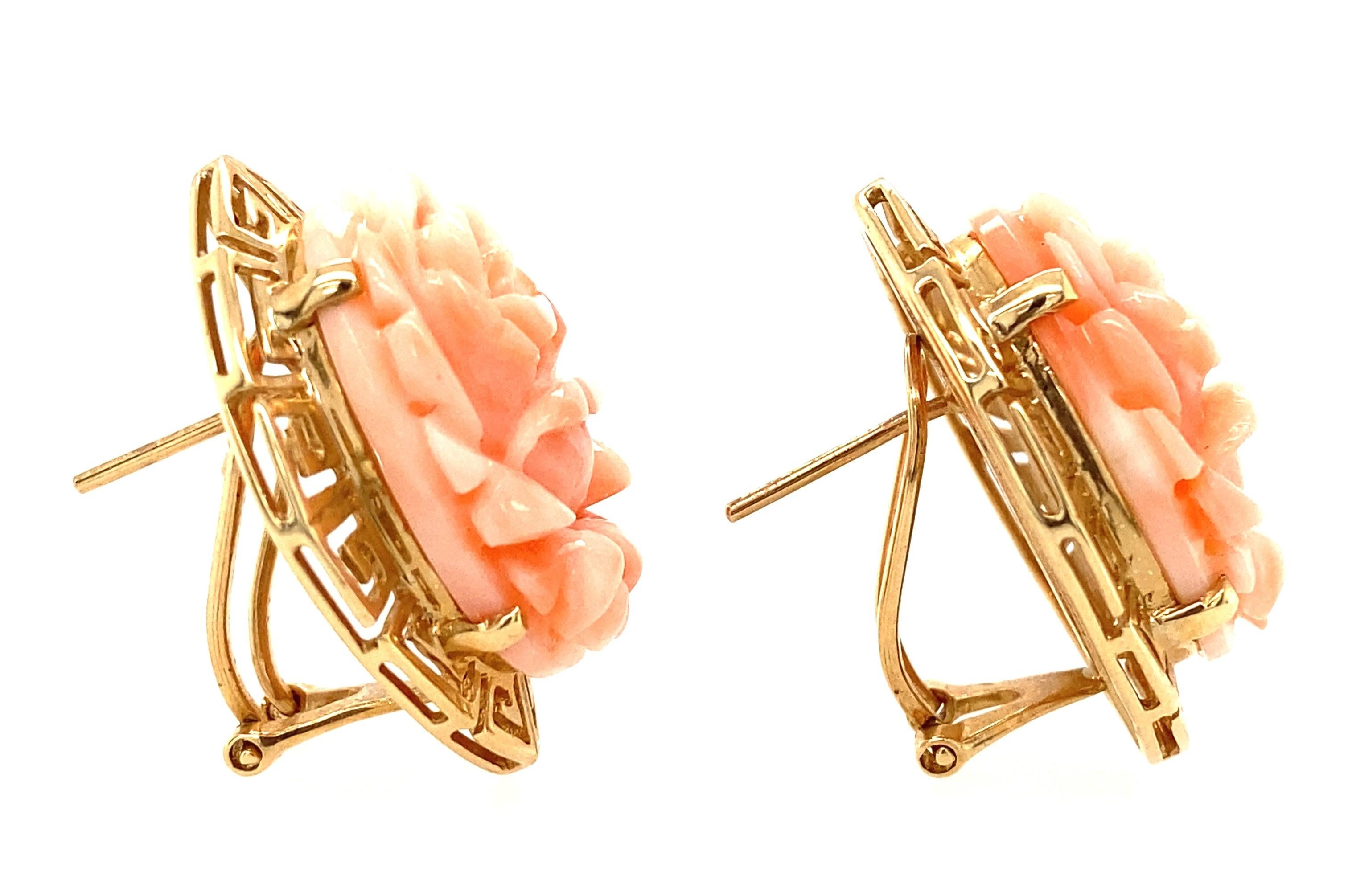 Diese wunderbar dreidimensionalen Ohrringe, die mit ihrer pfirsichfarbenen, geschnitzten Koralle und dem goldenen Design des griechischen Schlüssels an das Mittelmeer erinnern, sind mit Sicherheit ein Blickfang in Ihrer Ohrringkollektion.