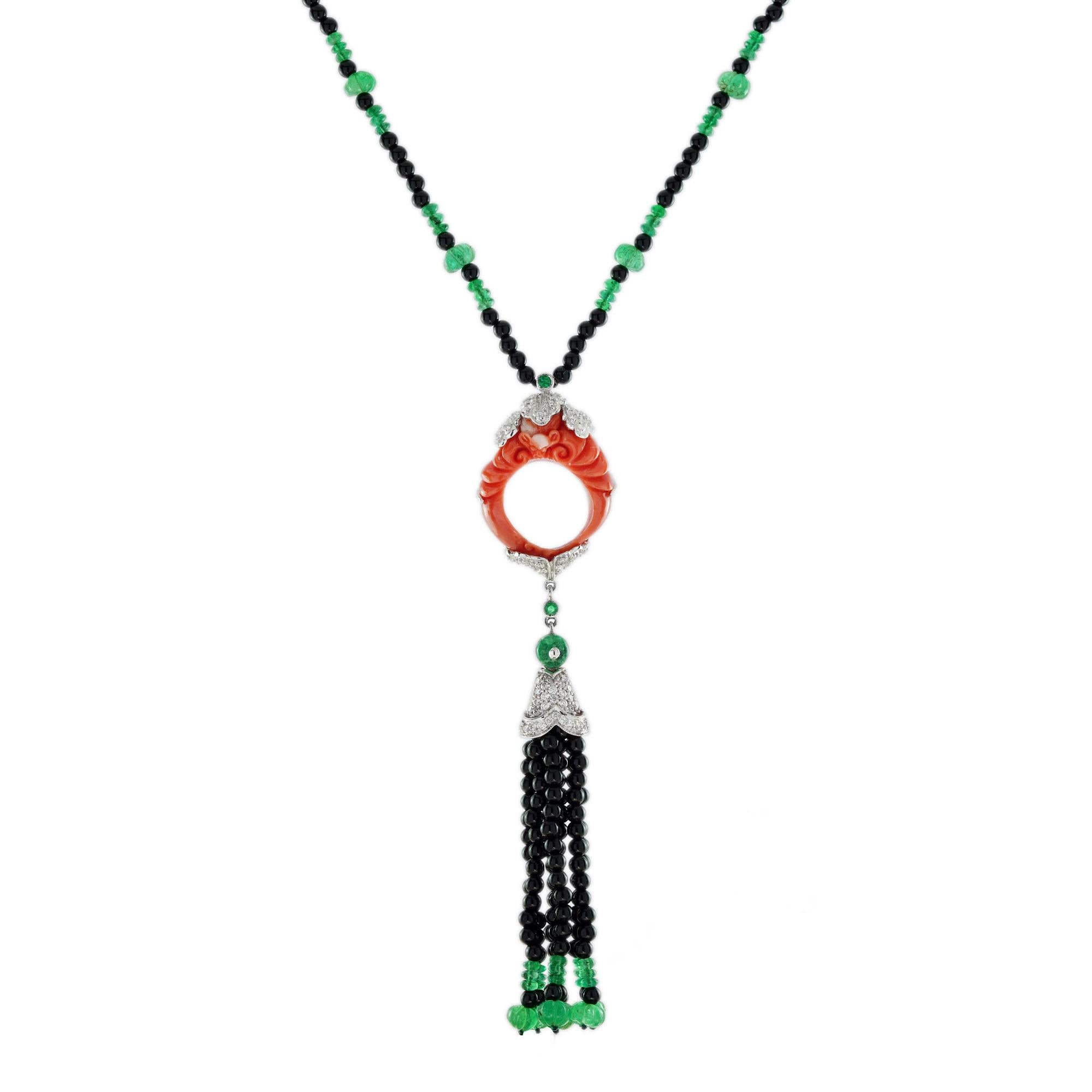 Vous vous sentirez comme une flapper à une fête Gatsby avec ce collier unique en son genre ! Ce sautoir en corail sculpté, diamants, onyx et pampilles d'émeraudes a une allure Art déco. Les multiples fils d'onyx et d'émeraude sont couronnés de