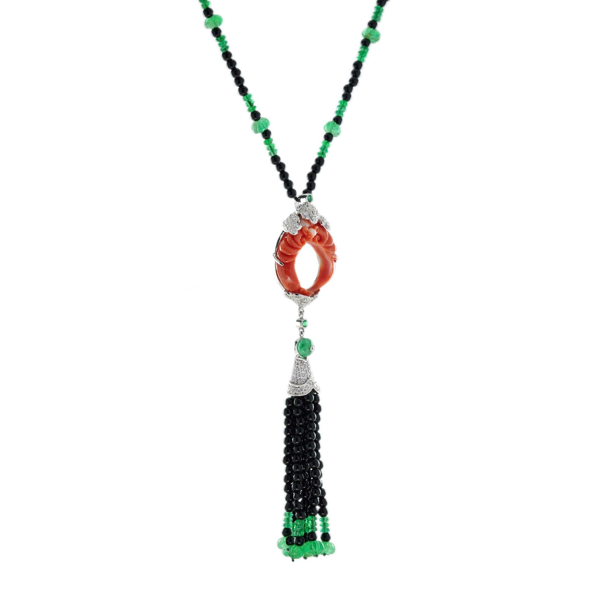 Art déco Collier en or blanc avec pompon en corail sculpté et pierres multiples de style Art Deco en vente