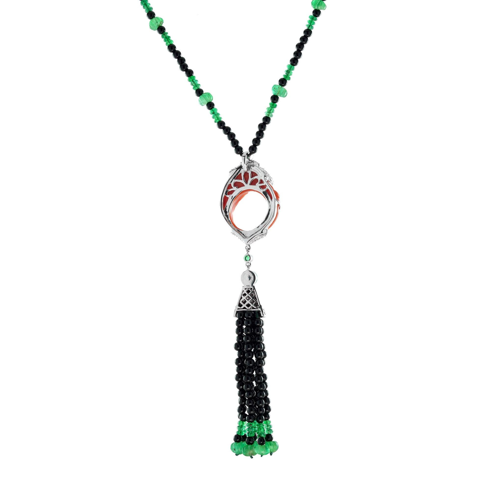 Taille ronde Collier en or blanc avec pompon en corail sculpté et pierres multiples de style Art Deco en vente