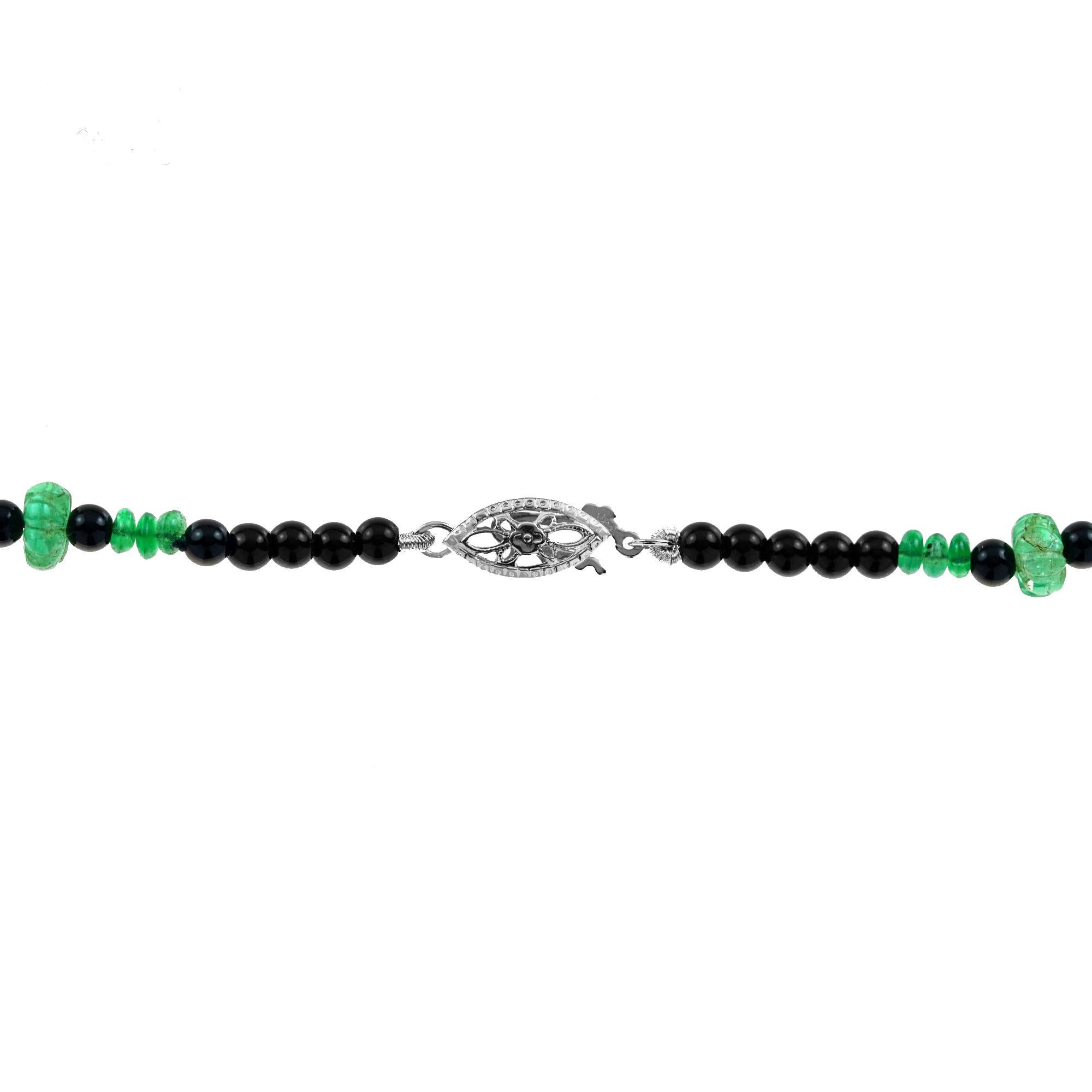 Collier en or blanc avec pompon en corail sculpté et pierres multiples de style Art Deco Neuf - En vente à Oakton, VA