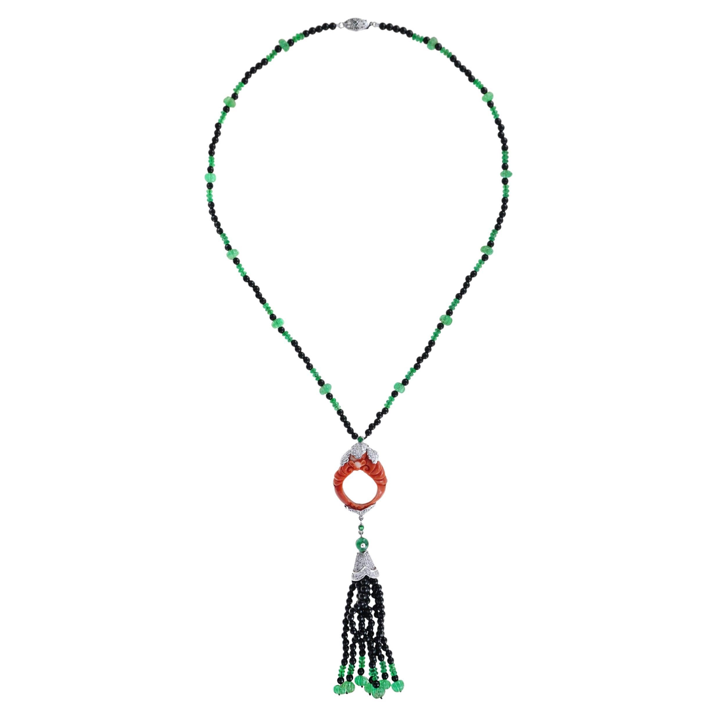 Collier en or blanc avec pompon en corail sculpté et pierres multiples de style Art Deco